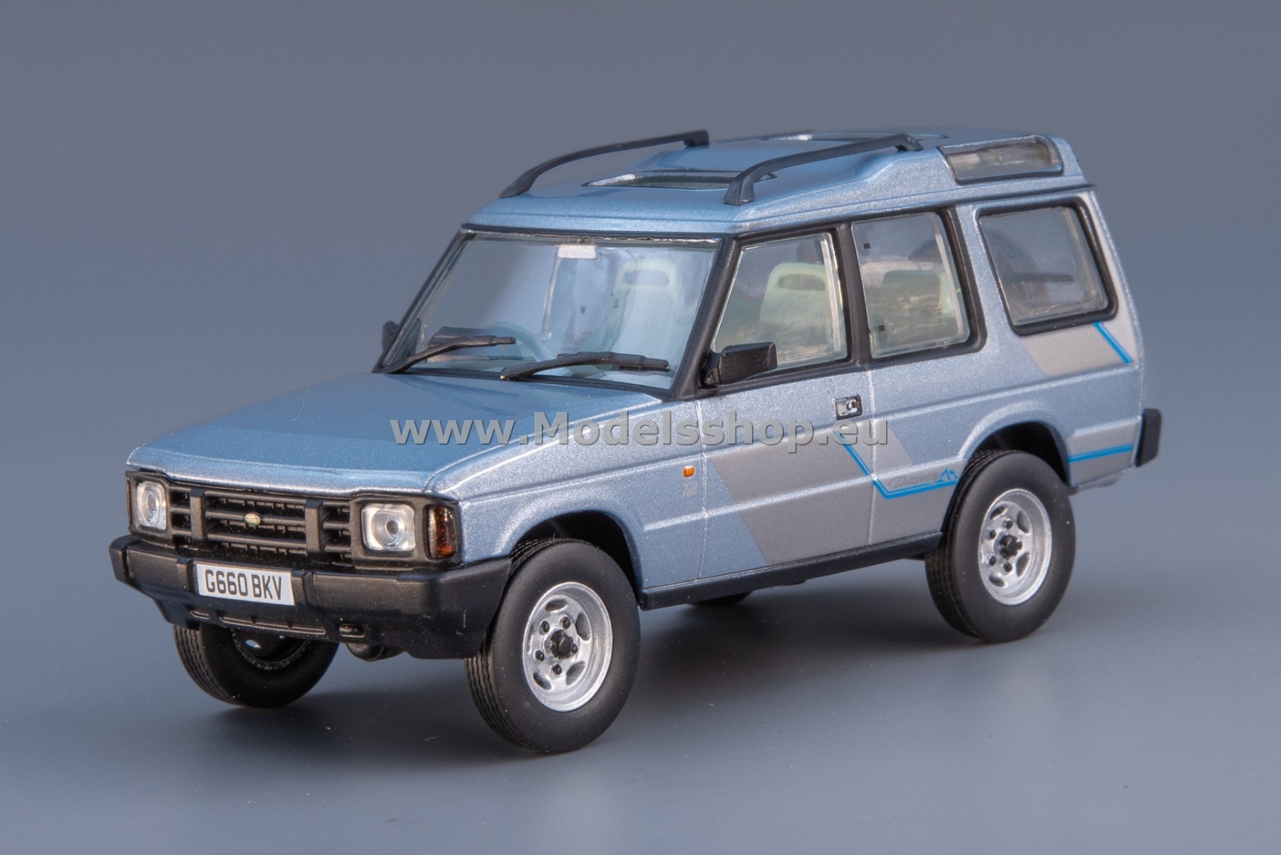 Land Rover Discovery 1, RHD /light blue/