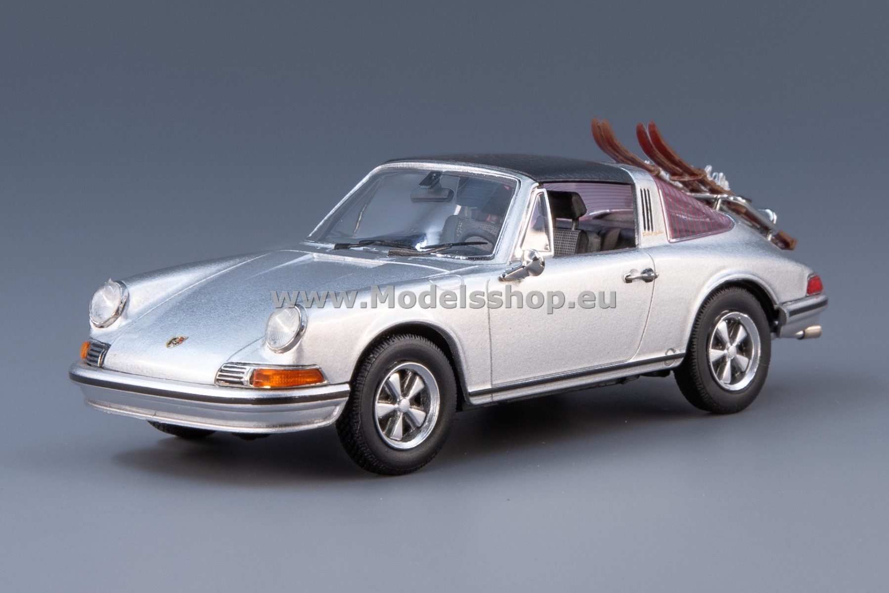 Porsche 911 Targa with skis, 1967 /silver/