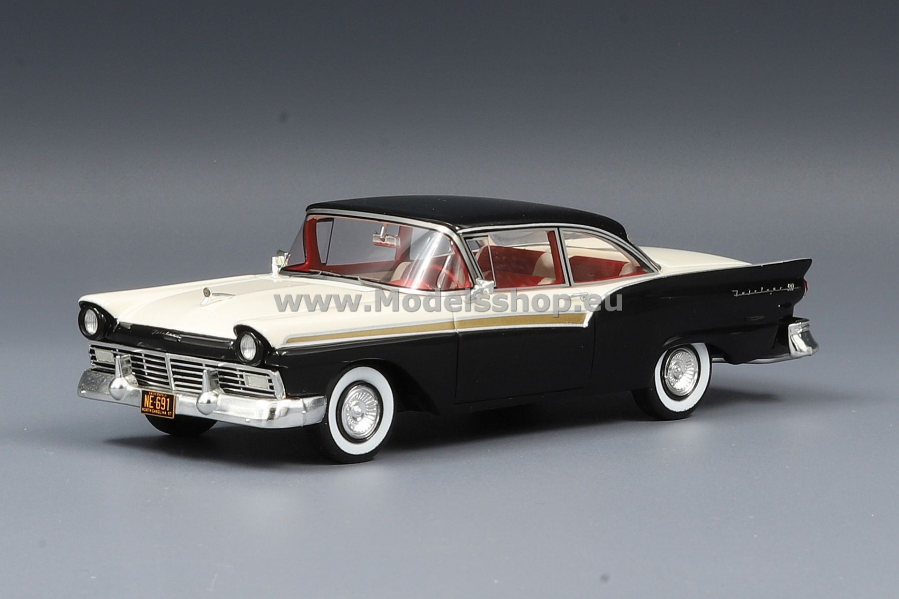 NEO 46091 Ford Fairlane 500 Hardtop, 1957 /black - white/