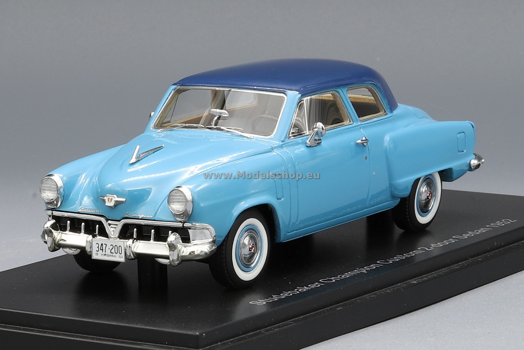 NEO 47200 Studebaker Champion Custom 2-door Sedan, 1952 /light blue - dark blue/