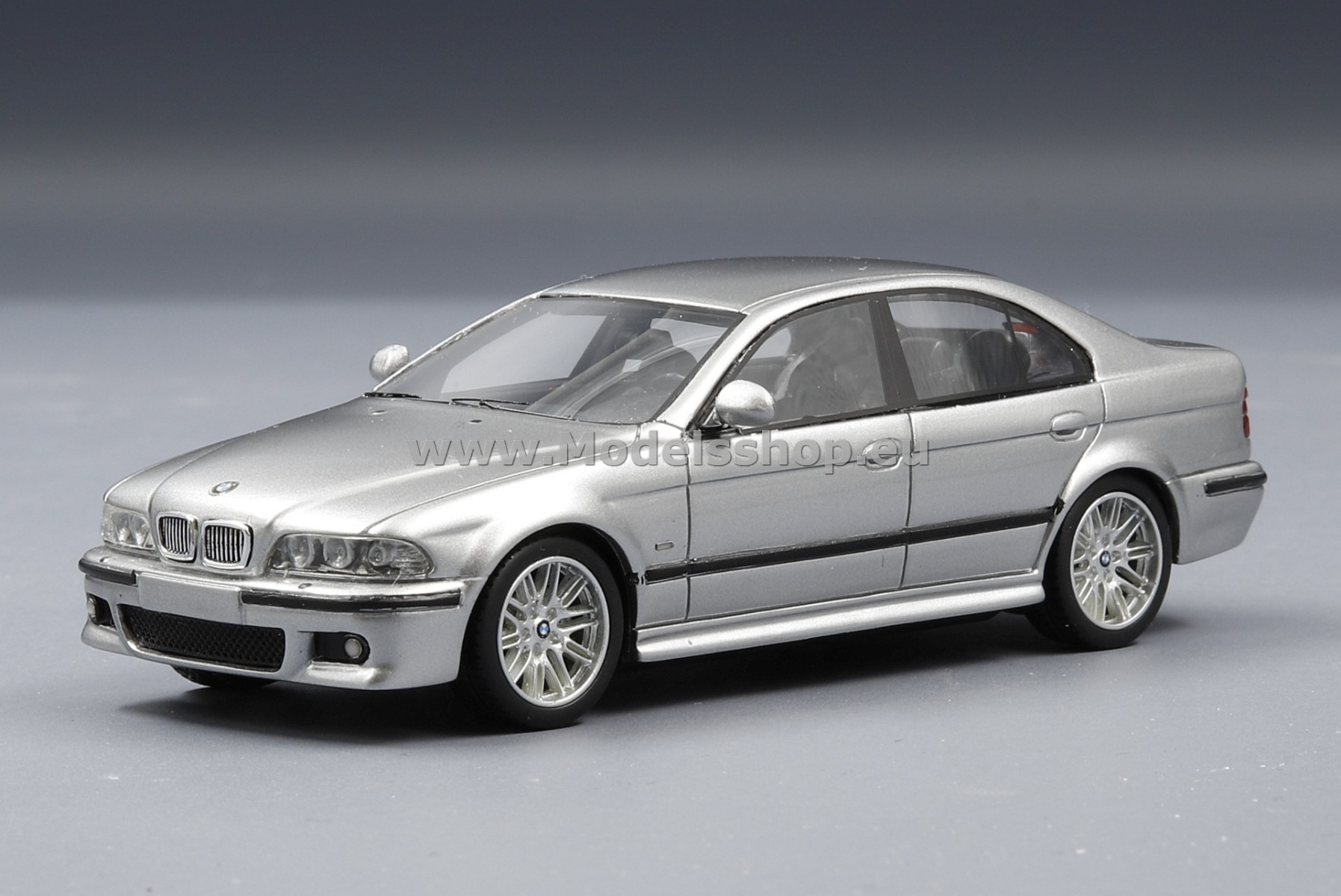 NEO 49583 BMW M5 (E39), 2002 /silver/