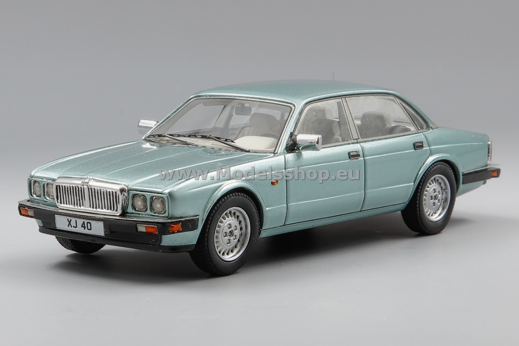 NEO 49603 Jaguar XJ40 Sovereign, 1990 /light green - metallic/