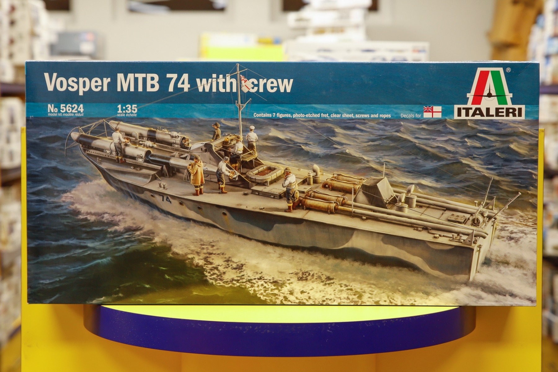 Italeri IT5624 Vosper MTB 74 with crew