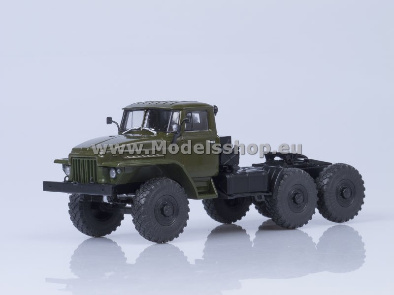 AI1090 URAL-377S tractor truck
