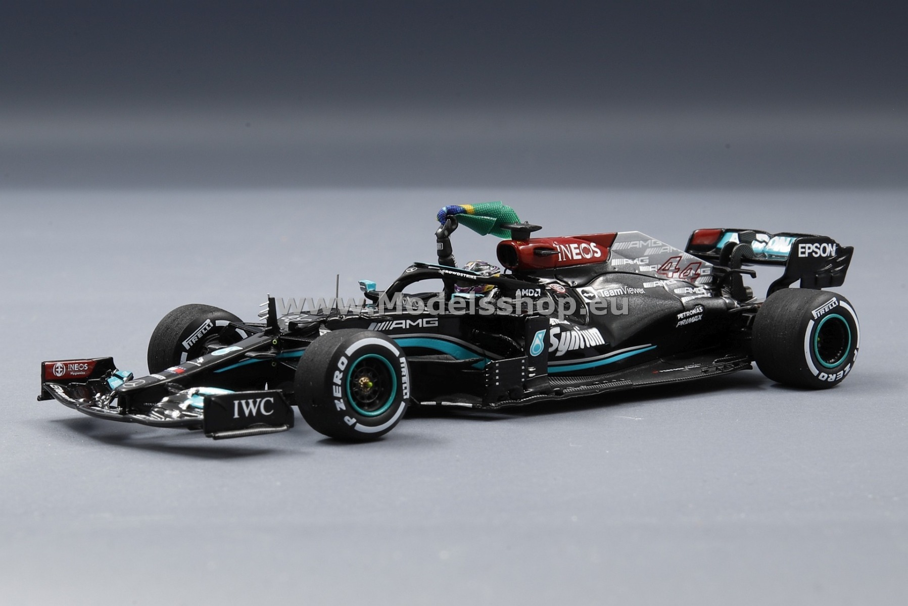 Spark S7710 Mercedes-AMG Petronas Formula One Team No.44 F1 W12 E Performance Winner Brazilian GP 2021 Lewis Hamilton (Figurine holding Brazilian flag)