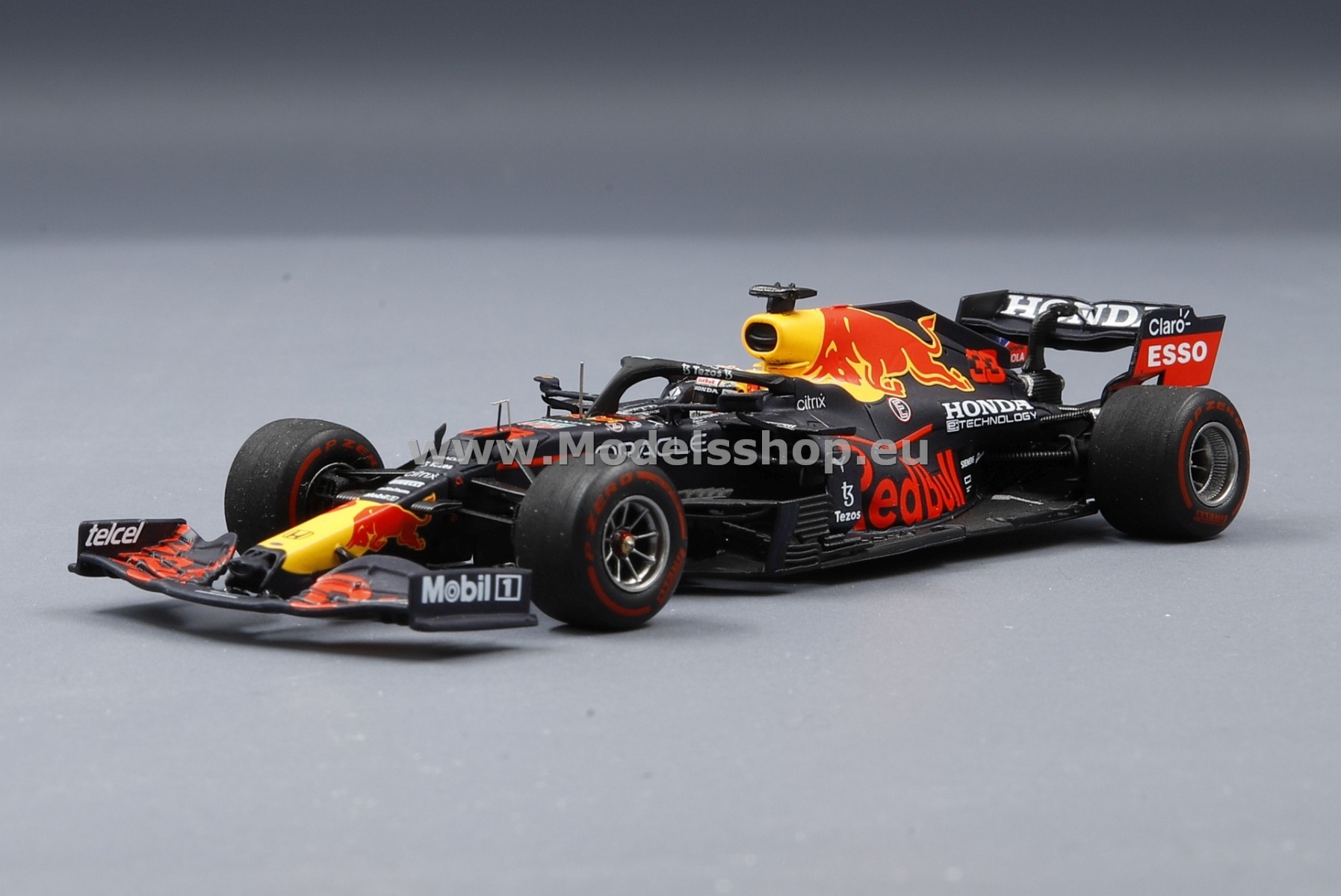 Spark S7861 Red Bull Racing Honda RB16B No.33 Red Bull Racing Winner Abu Dhabi GP 2021 World Champion Edition With No.1 Board and Pit Board Max Verstappen