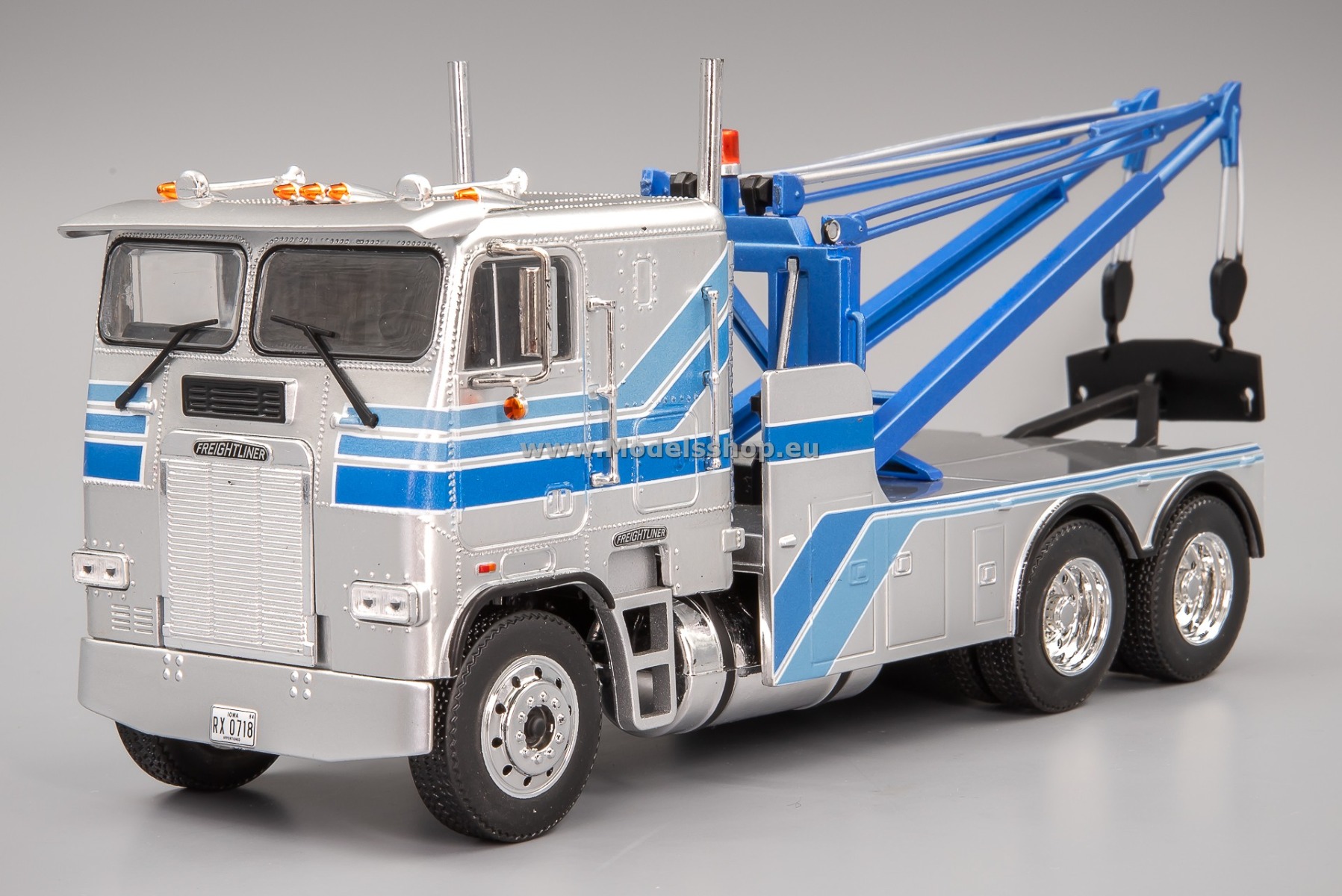 GreenLight GL86632 Freightliner FLA 9664 Tow Truck 1984 /silver with blue stripes/