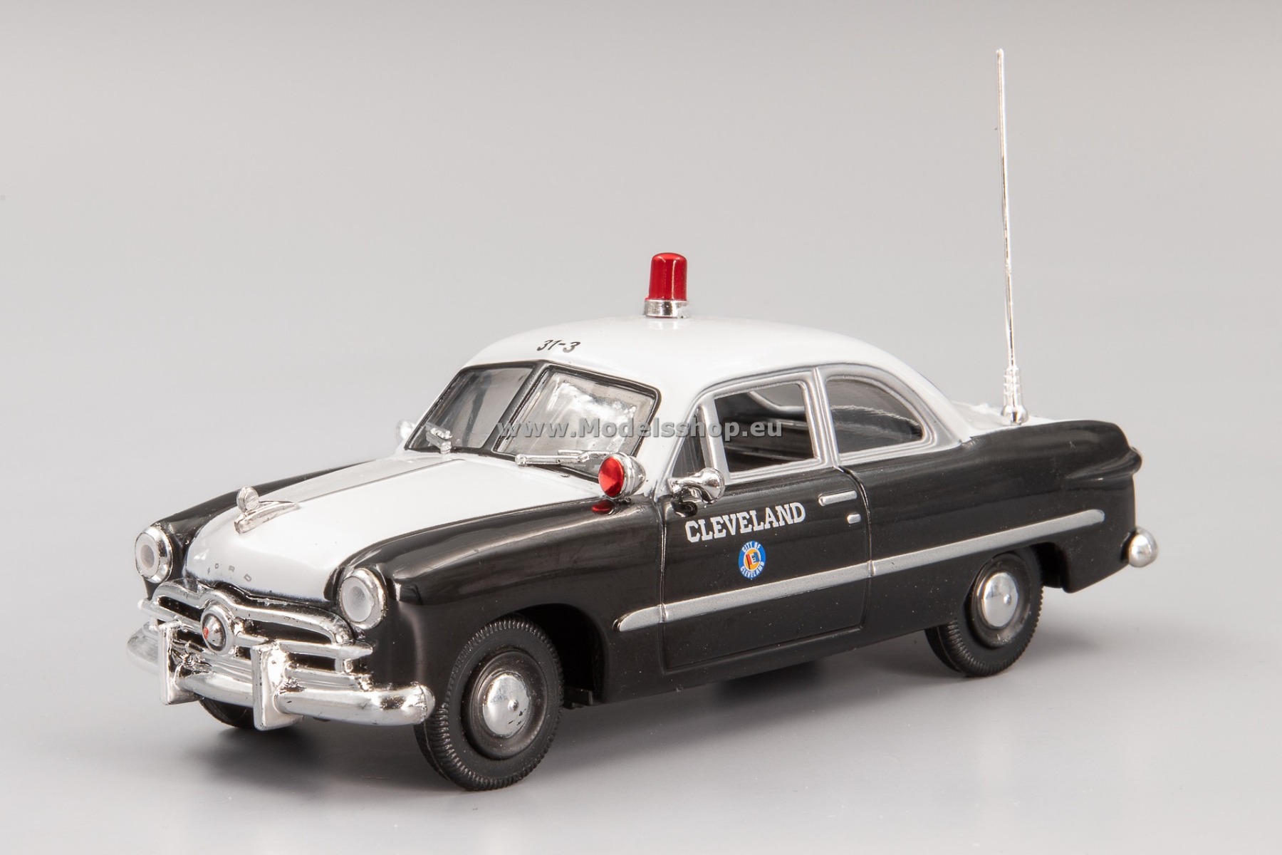 GreenLight GL86635  Ford Cleveland Police 1949, Cleveland, Ohio /black - white/