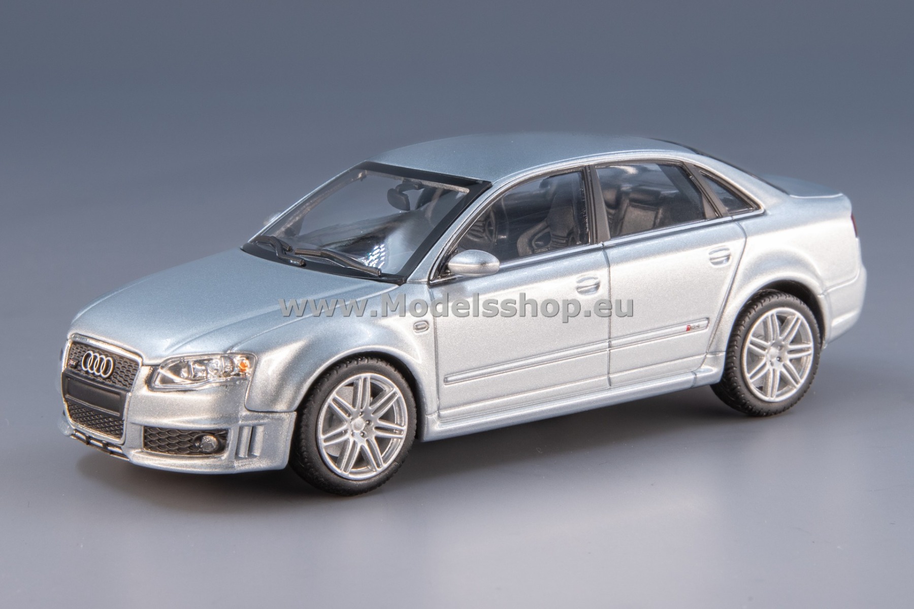 Maxichamps 940014601 Audi RS4, 2004 /silver metallic/