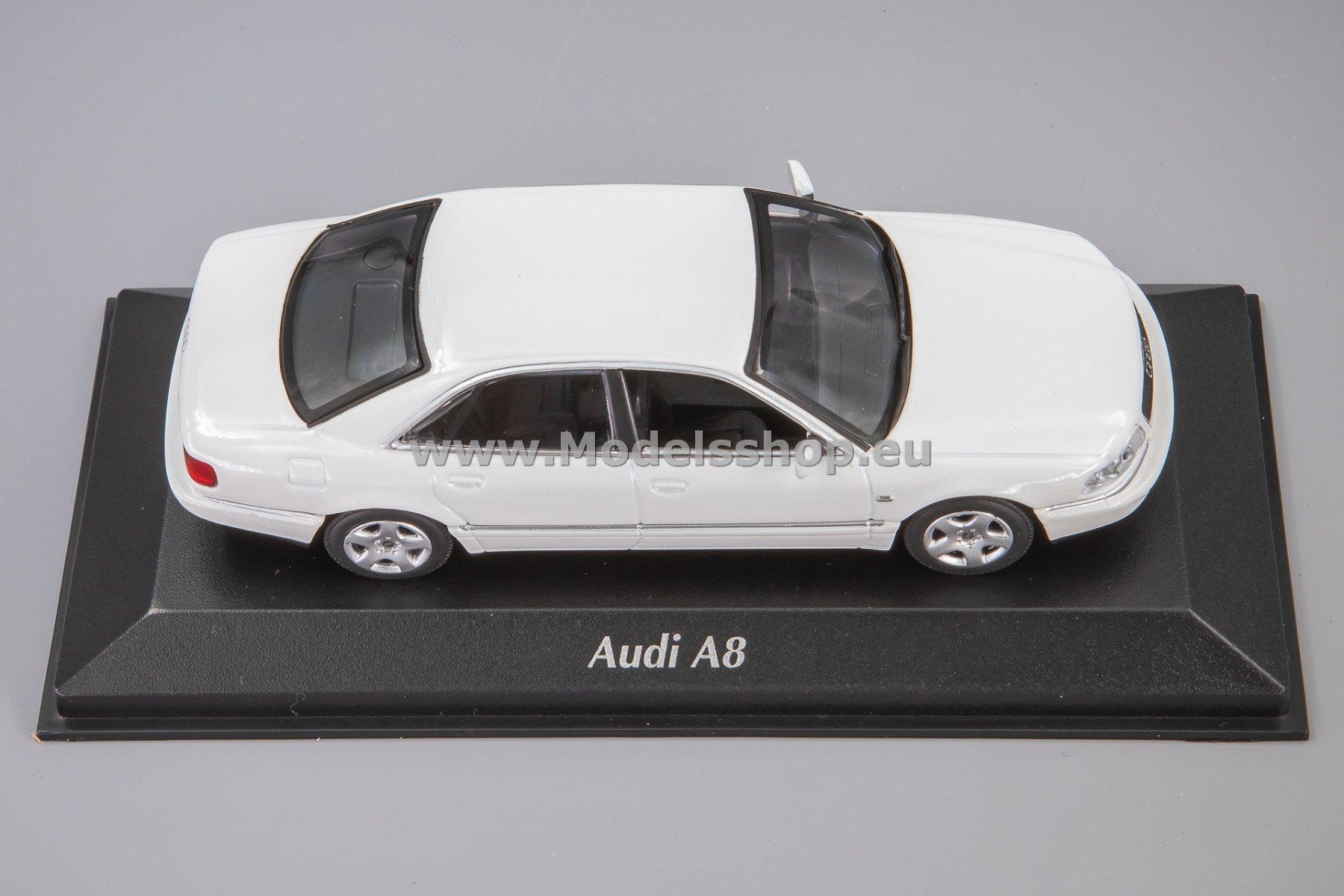 Maxichamps 940018801 Audi A8, 1999 /white/