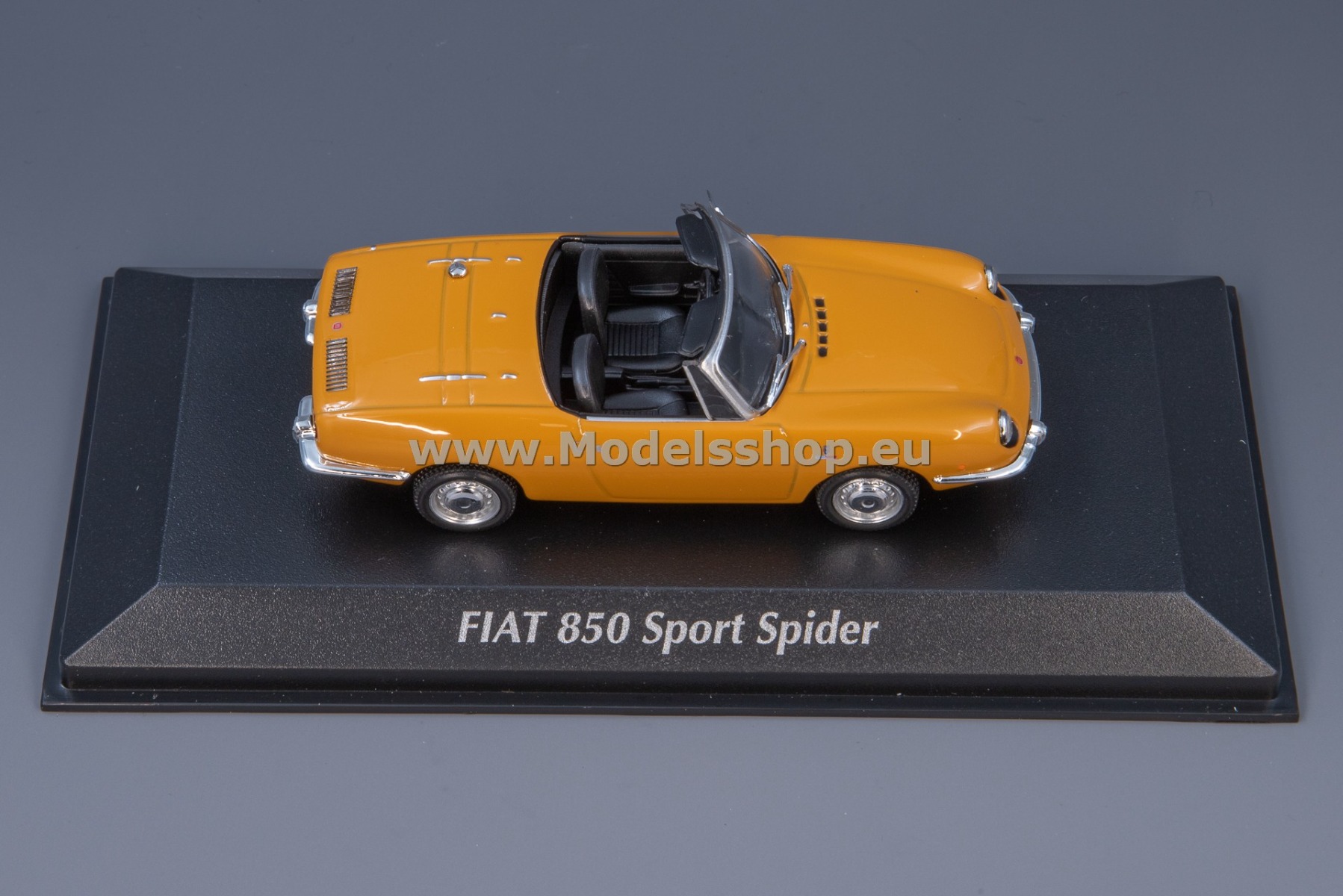 Maxichamps 940121230 Fiat 850 Sport Spider, 1968 /yellow/