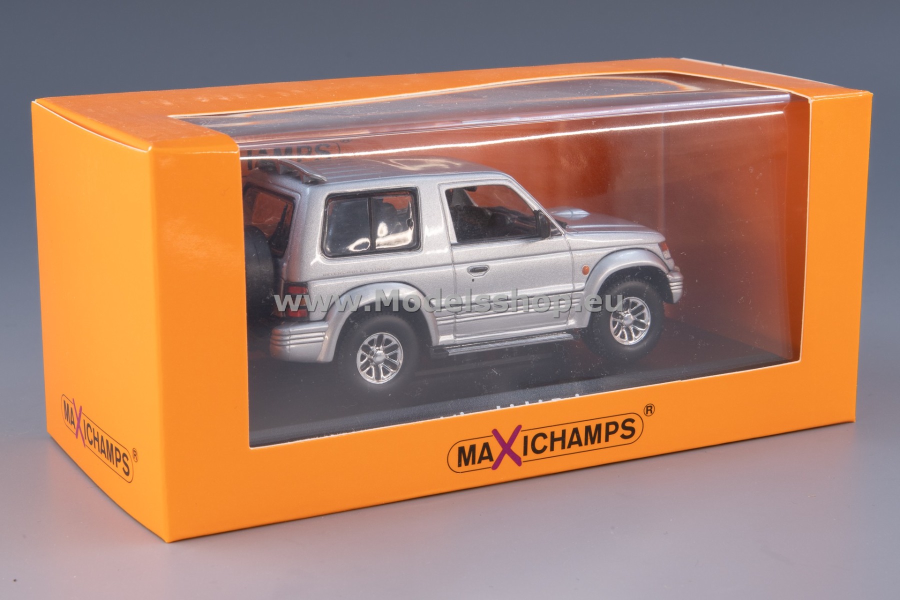 Maxichamps 940163371 Mitsubishi Pajero SWB, 1991 /silver/