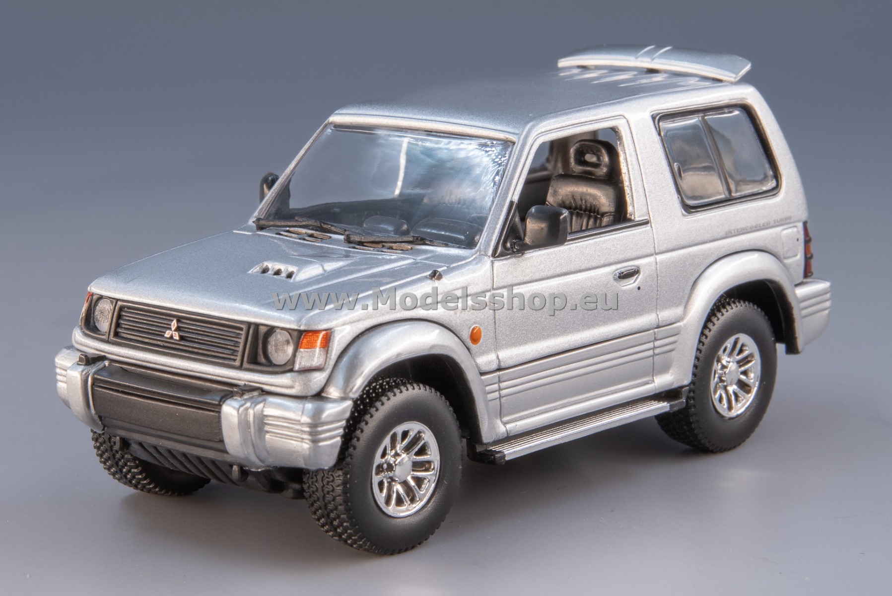Maxichamps 940163371 Mitsubishi Pajero SWB, 1991 /silver/