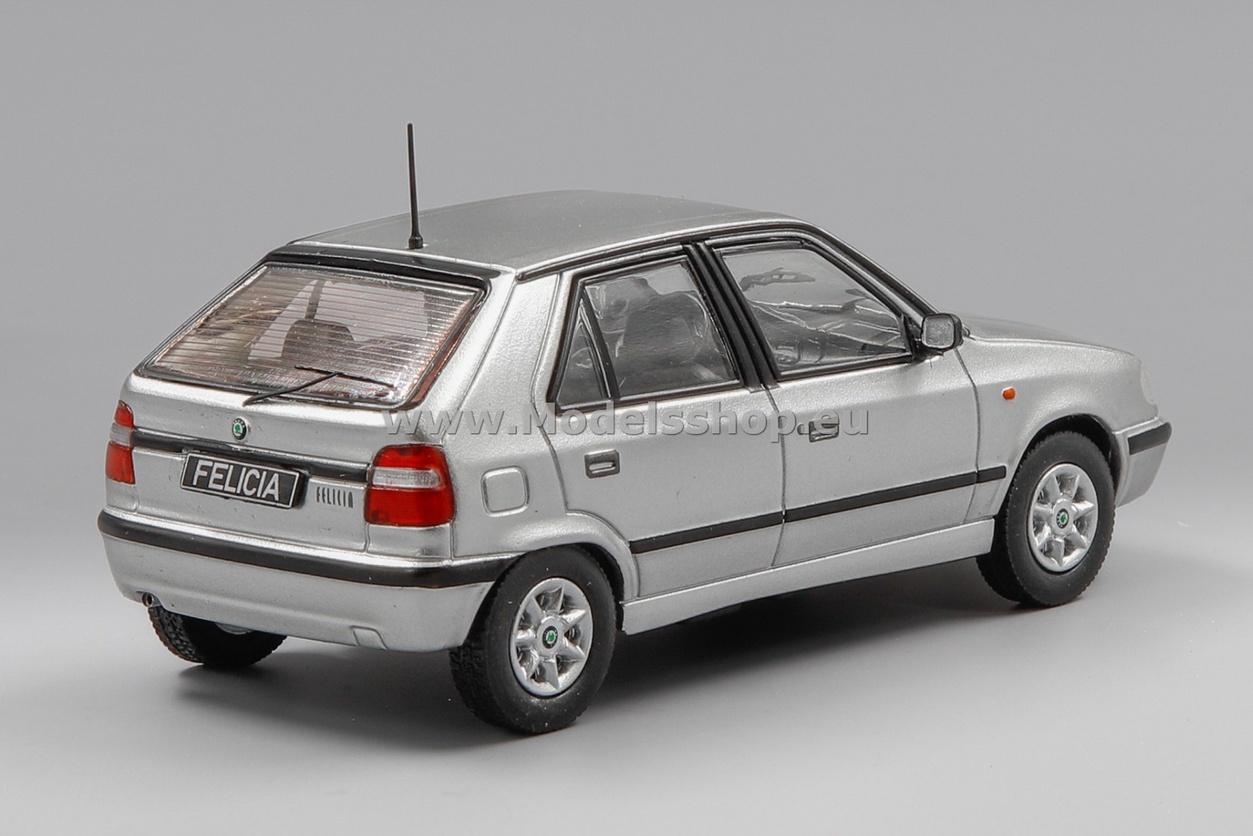 ixo 新品未開封 SKODA 1300LR#20 Ixo 1:18 Skoda 130 L year 1988 white 18CMC158.22 model car