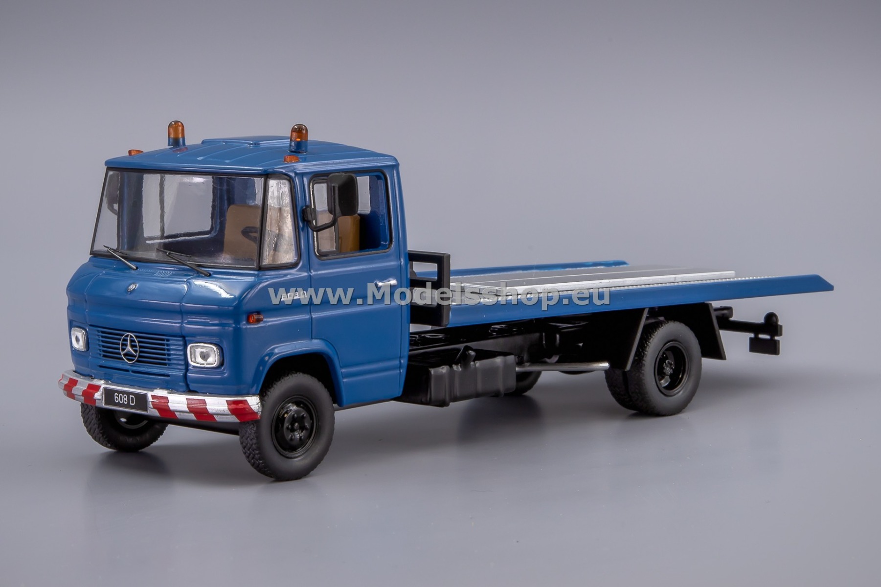 IXOCLC571N.22 Mercedes-Benz L 608 D, platform-tow truck, 1980 /blue/