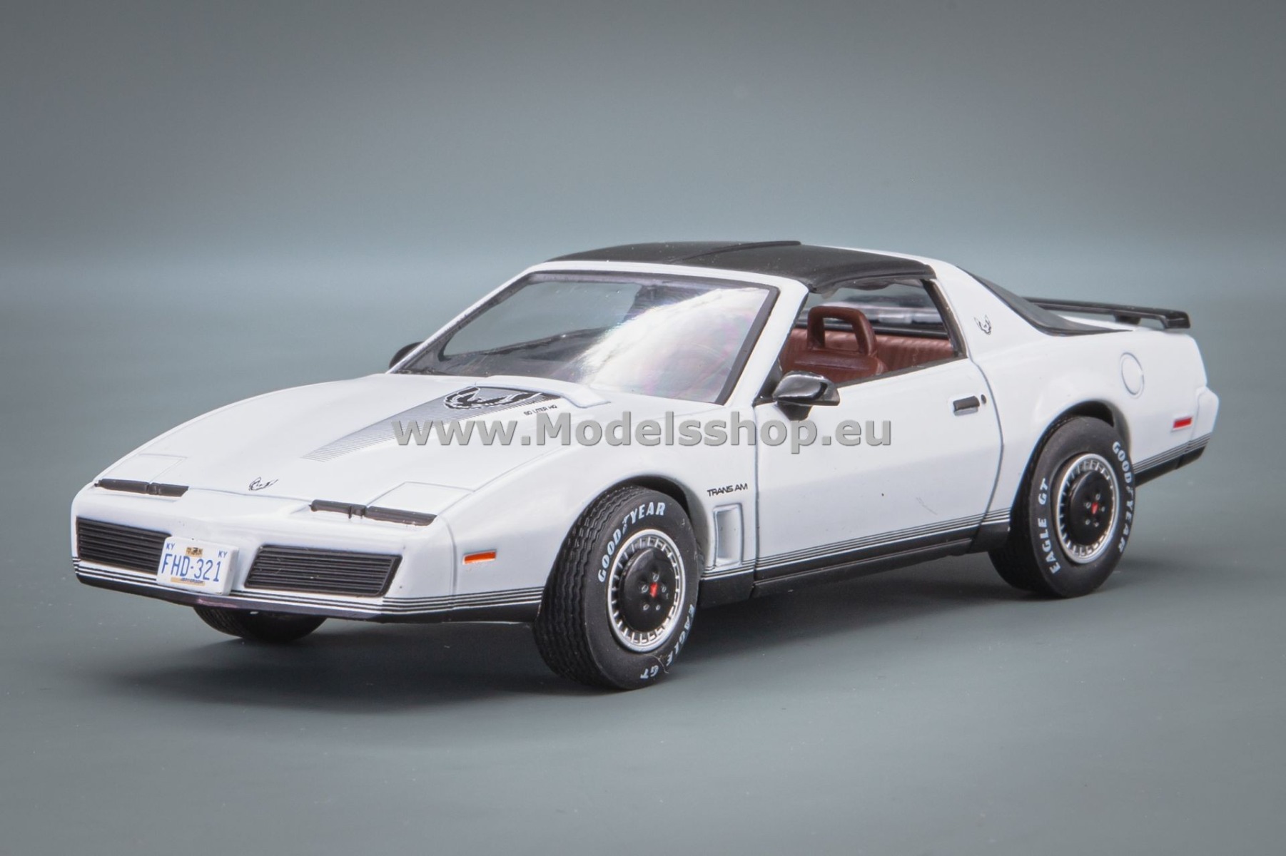 IXOCLC582N.22 Pontiac Firebird, 1982 /white/