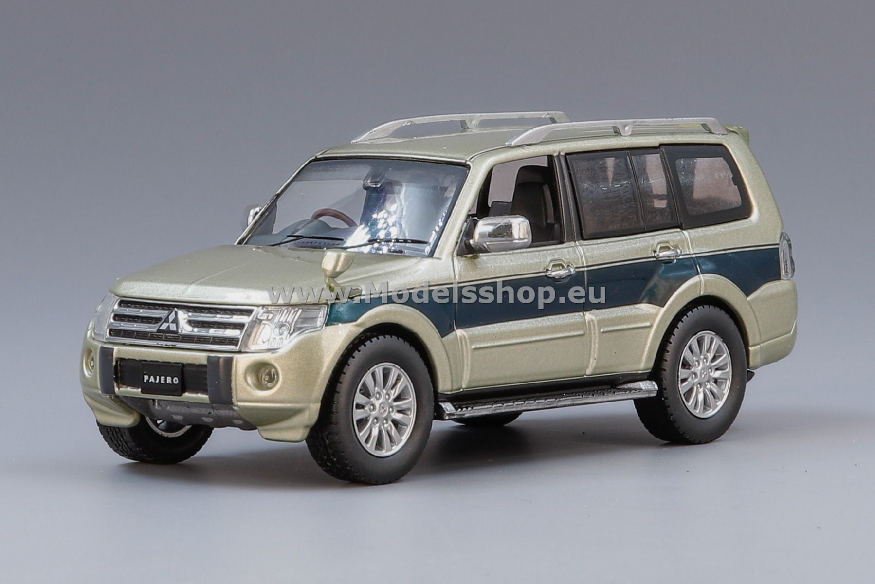 Mitsubishi Pajero 4WD, 2010, RHD /light green metallic - dark green/