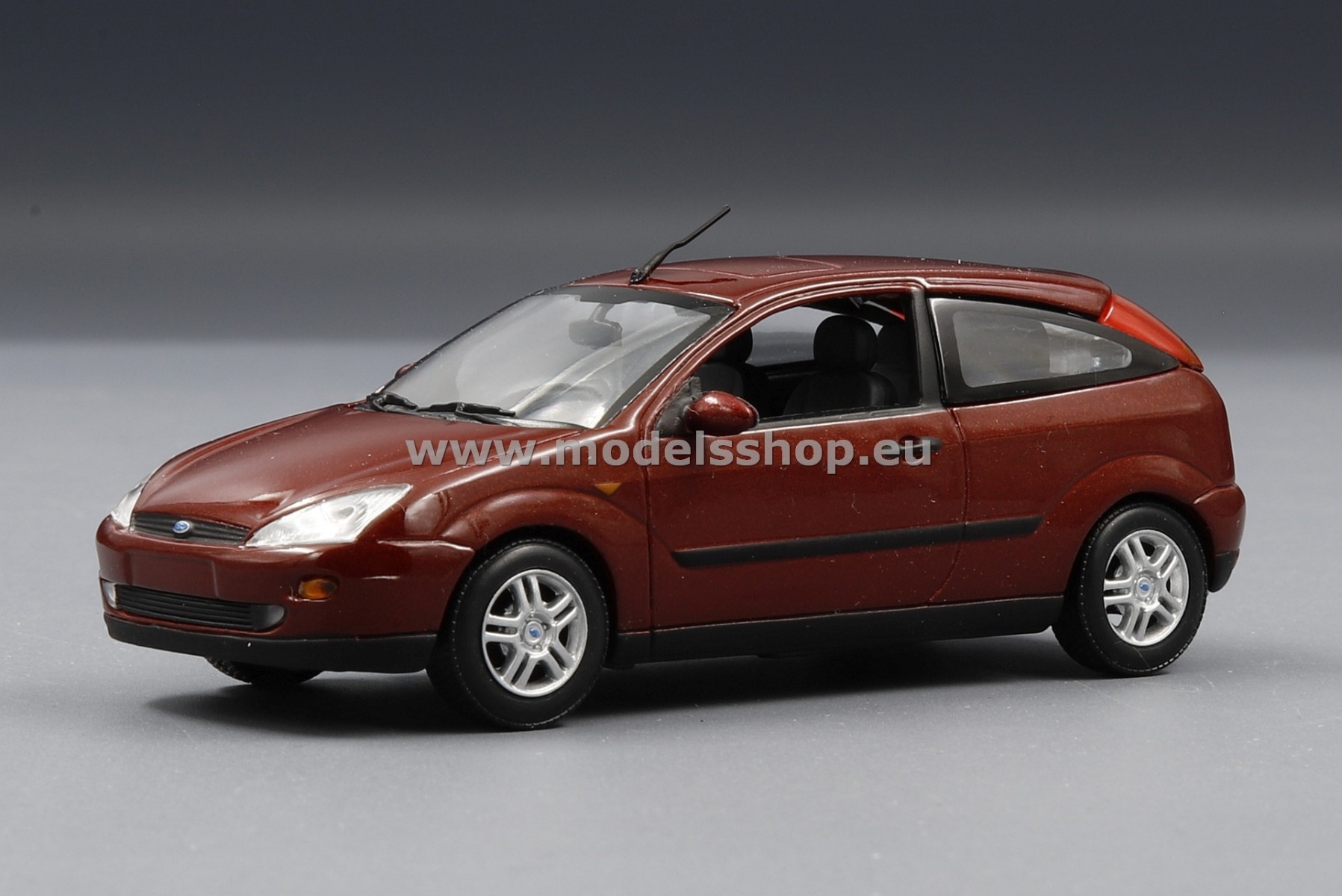 Minichamps FORD822130 Ford Focus I 1998 3d HB /dark red metallic/