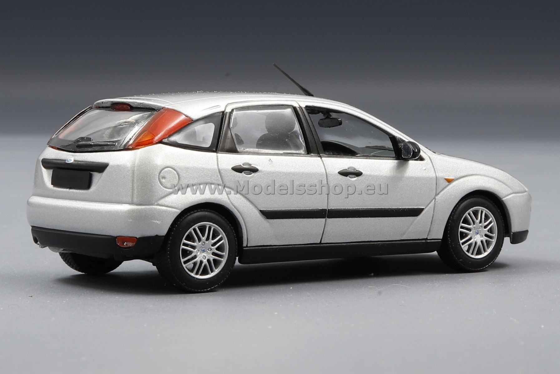新品　ミニカー　1/43『Ford Focus 2000 GHIA』シルバー 669ea35a8f53e.jpg