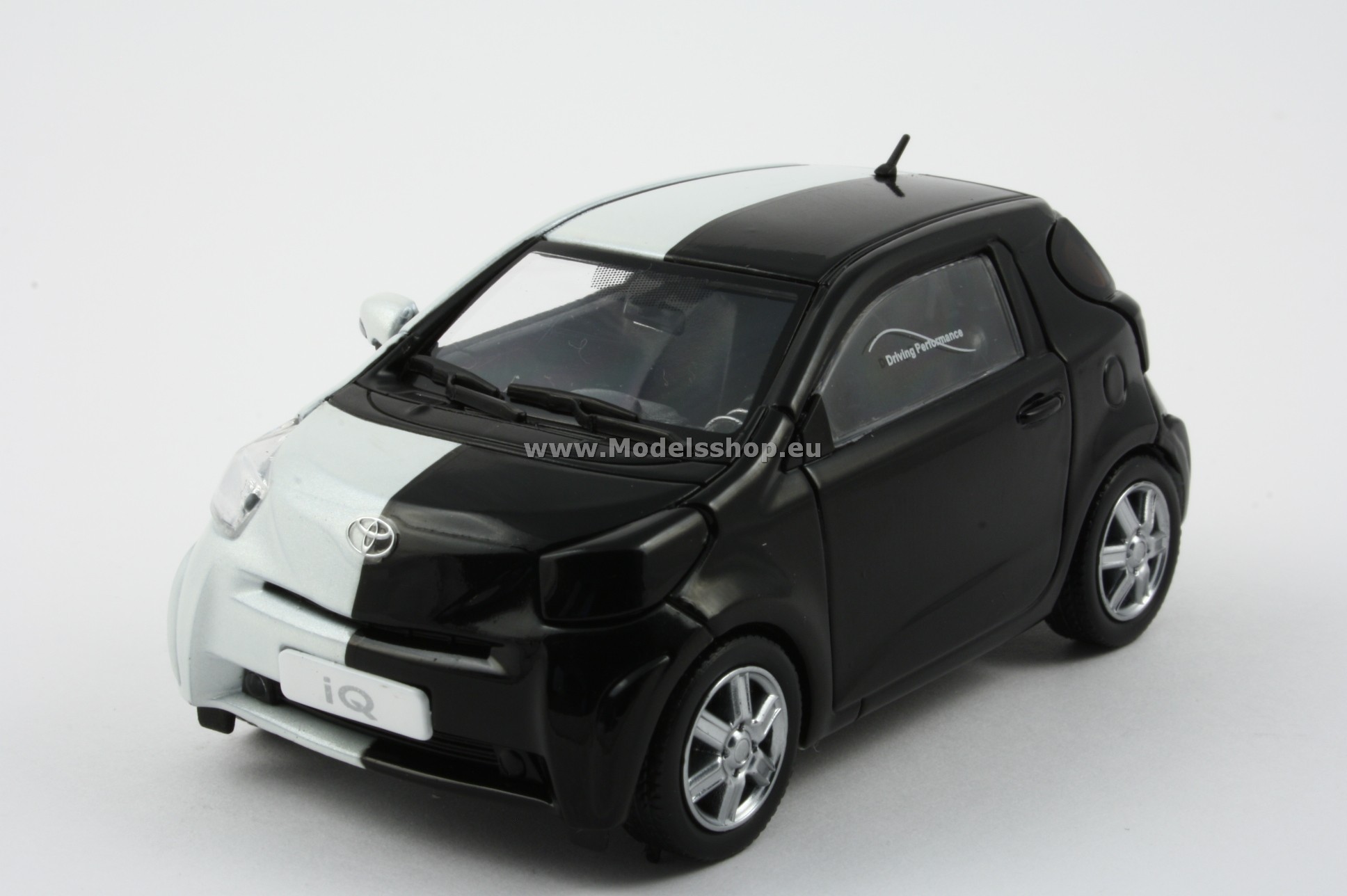 Toyota IQ 2009 /black-white/