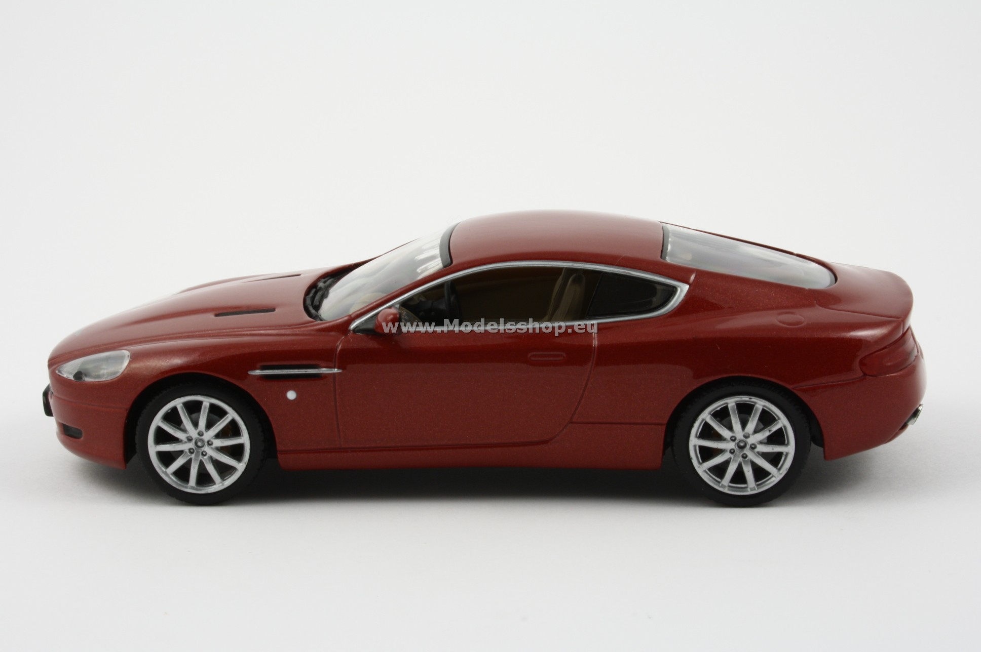 Minichamps 400137324 ASTON MARTIN DB9 - 2003 - RED METALLIC