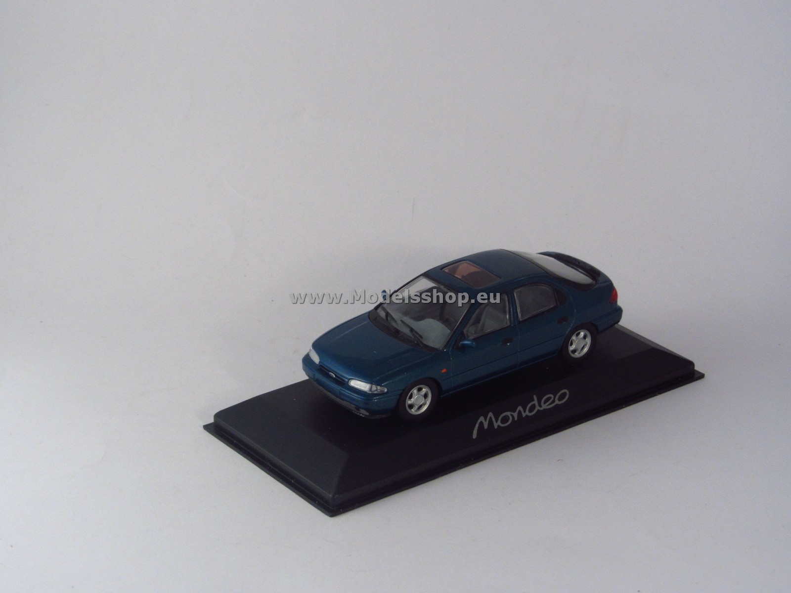 Minichamps FORD322268 Ford Mondeo 1993 HB /dark blue/