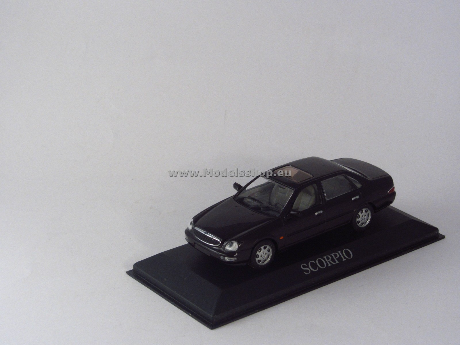 Minichamps FORD522120 Ford Scorpio 1995 sedan / notchback /aubergine metallic/