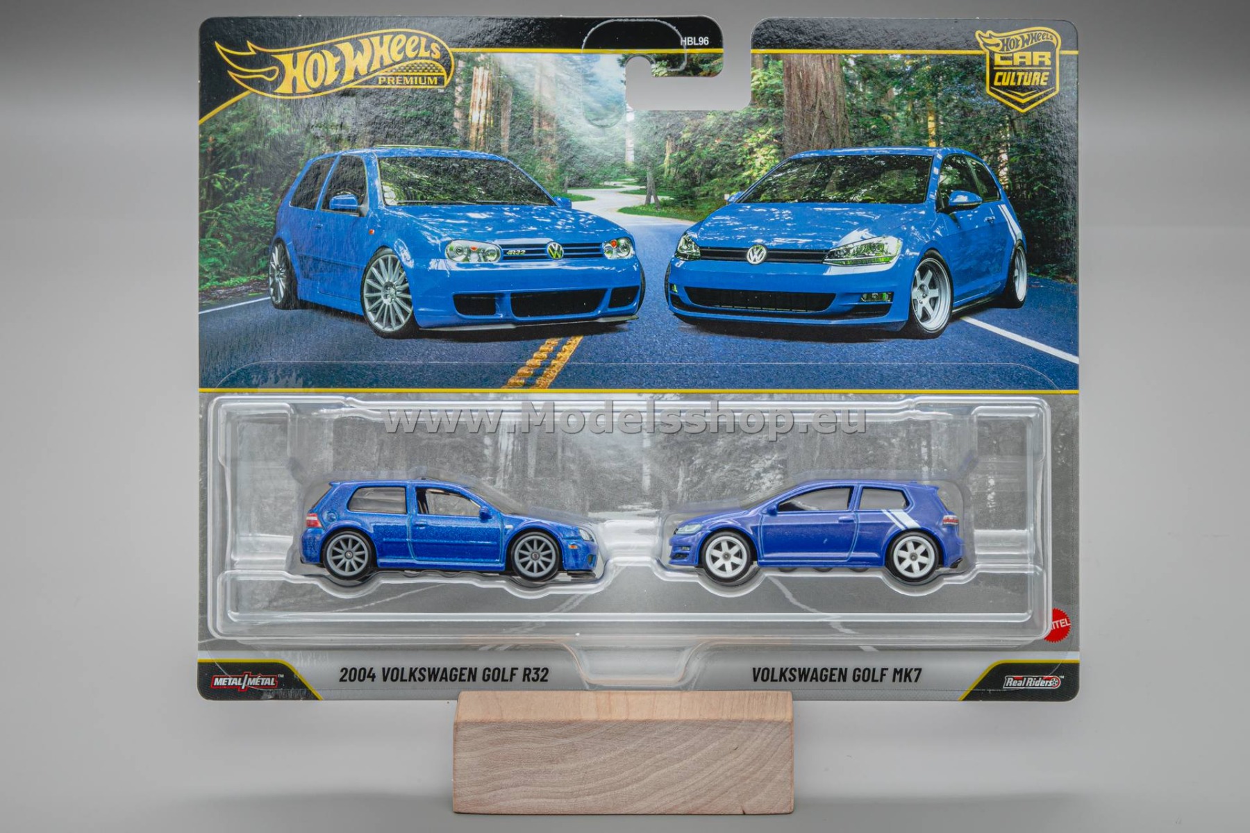 2004 Volkswagen Golf R32 & Volkswagen Golf Mk7 2-pack Hot Wheels Premium