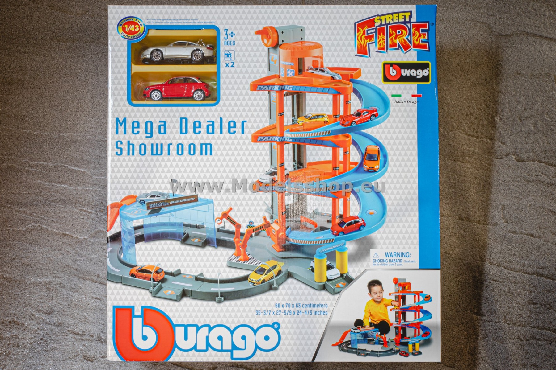 Bburago Mega Dealer Showroom with 2 cars, 18-30031