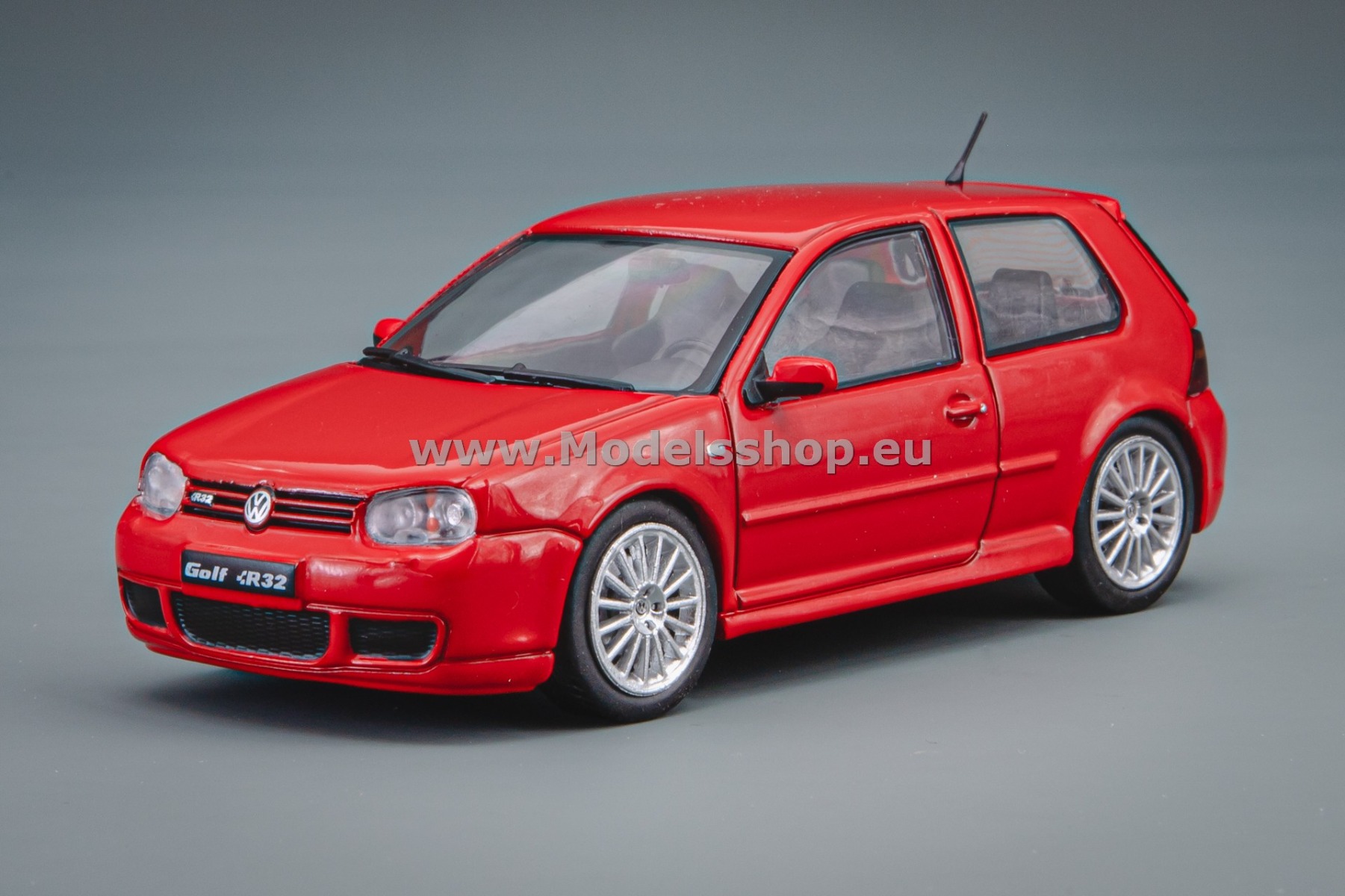 Solido S4313604 VW / Volkswagen Golf IV R32, 2003 /toronto red/