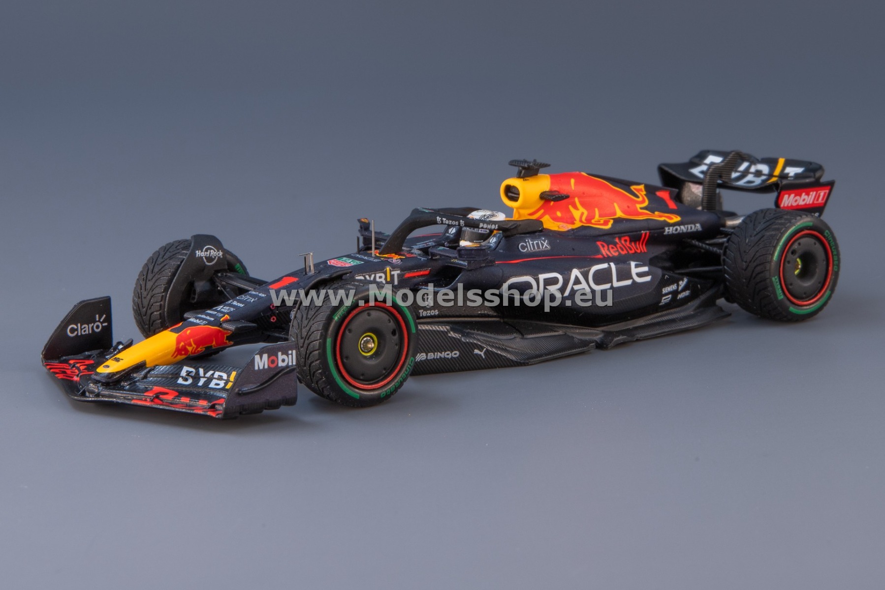 Spark S8551 Oracle Red Bull Racing RB18 No.1, Oracle Red Bull Racing, Winner Japanese GP 2022, Formula One Drivers' Champion 2022, Max Verstappen (w. No.1 and World Champion Board)