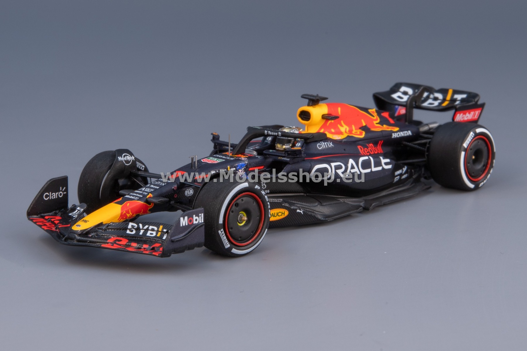 Spark S8553 Oracle Red Bull Racing RB18 No.1 Oracle Red Bull Racing, Formula 1, Winner Abu Dhabi 2022, Max Verstappen (Bigger base with tyre marks)