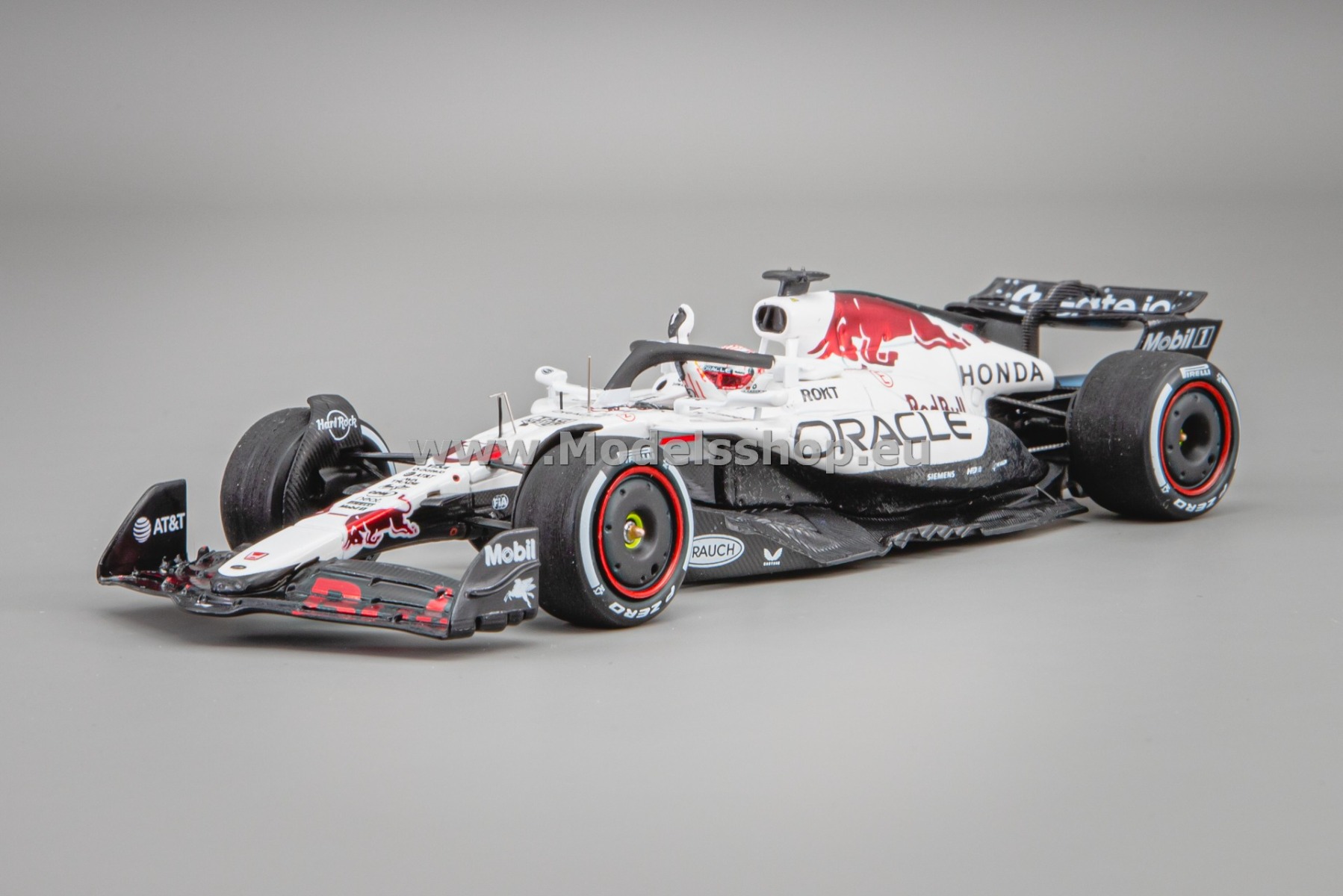 Spark S9594 Red Bull Racing RB21 No.1 Oracle Red Bull Racing F1, Winner Formula 1 Japanese GP 2025, Max Verstappen (w. pit board)