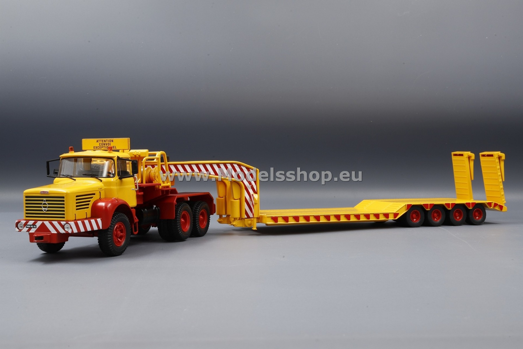 IXO TTR028.22 Berliet TB 015 M3 6x4 tractor truck with low loader trailer, 1960 /yellow/