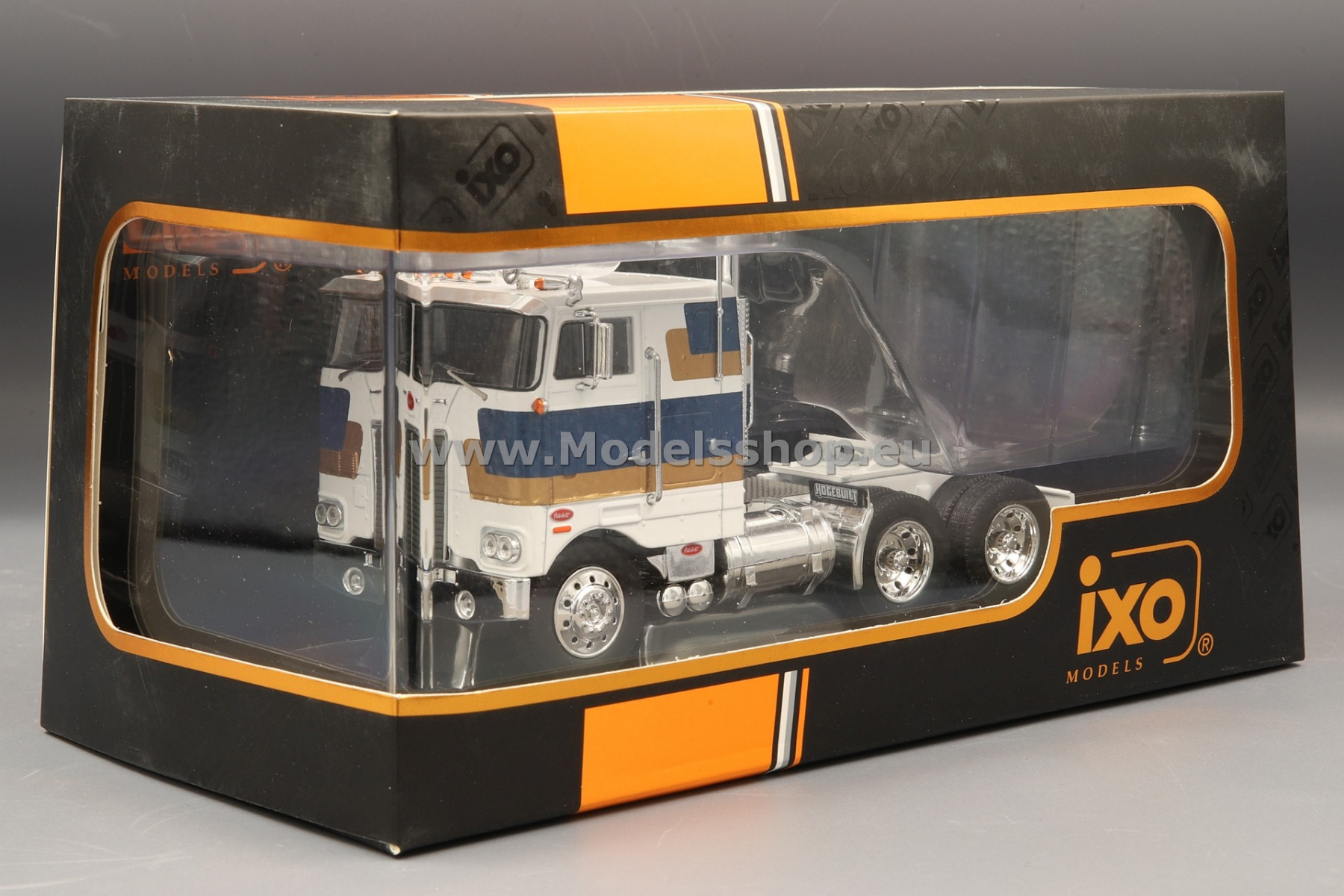 Peterbilt 352 H tractor truck, 1979 /white - decorated/