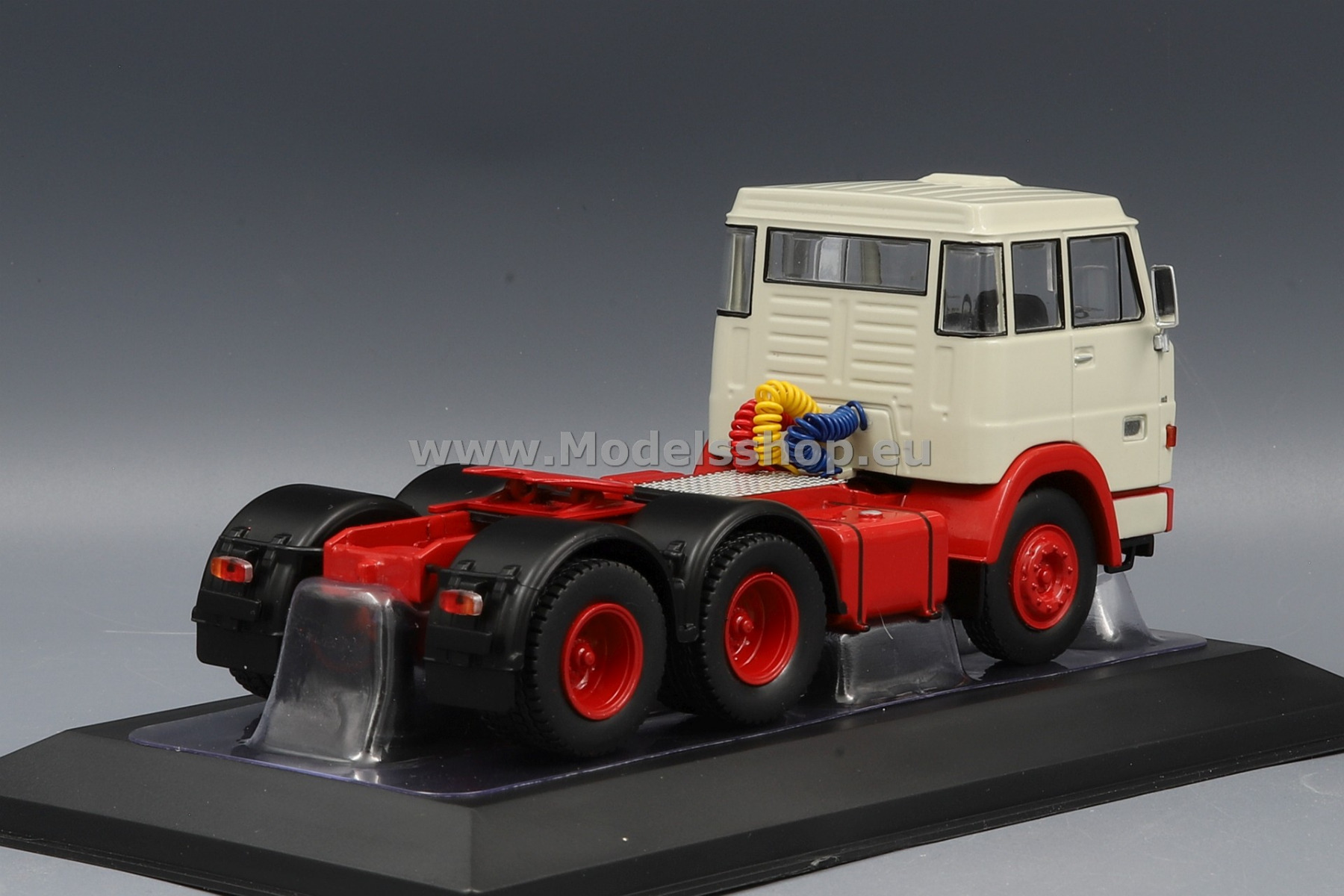 IXO TR085 Henschel HS 19 TS tractor truck, 1966 /grey/