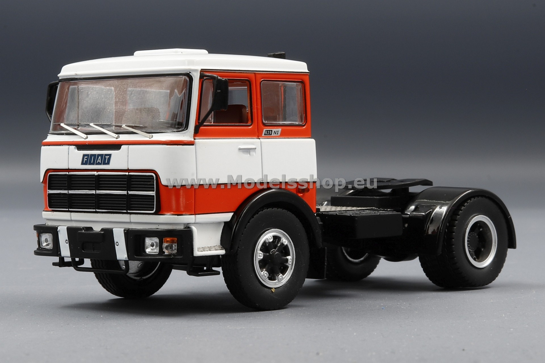 IXO TR093 Fiat 619 N1 tractor truck, 1980 /white - light red/