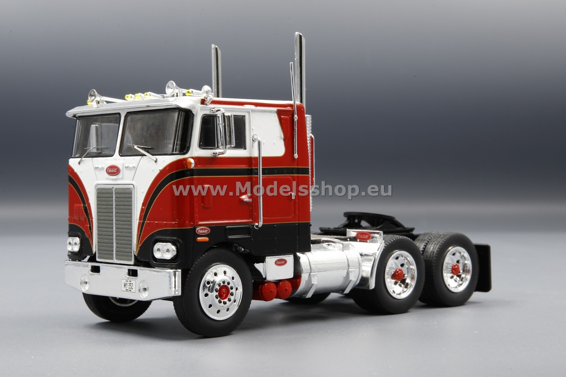 Peterbilt 352 Pacemaker tractor truck, 1979 /red-white/