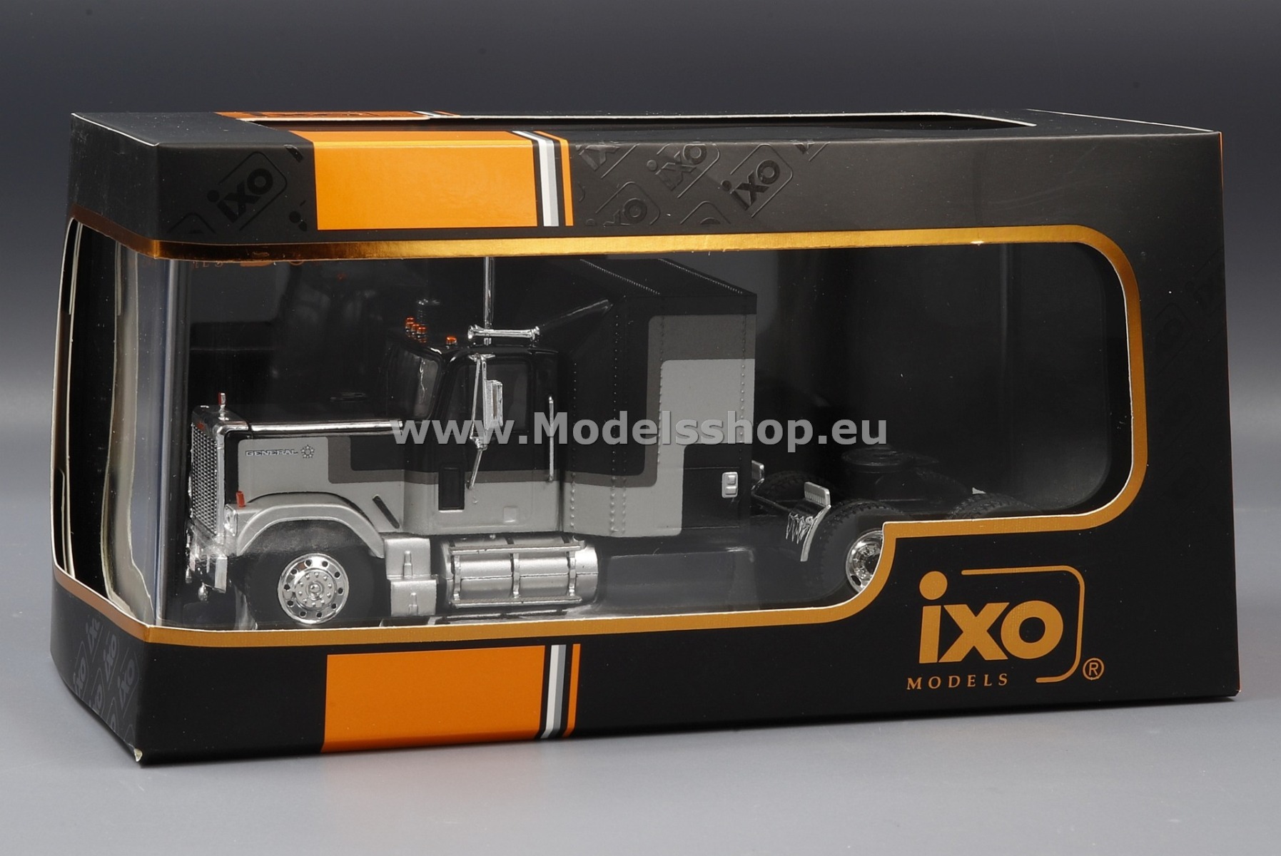 IXO TR117 GMC General tractor truck, 1980 /black - silver/