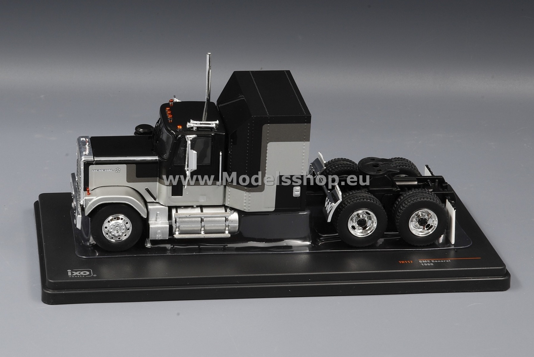 IXO TR117 GMC General tractor truck, 1980 /black - silver/