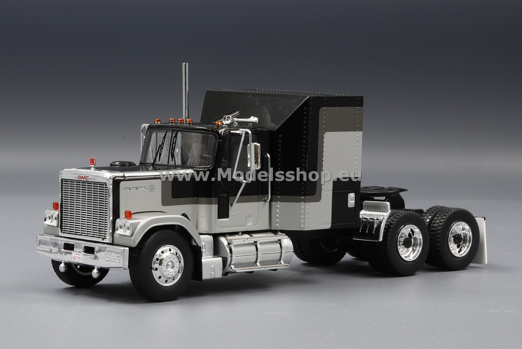 IXO TR117 GMC General tractor truck, 1980 /black - silver/