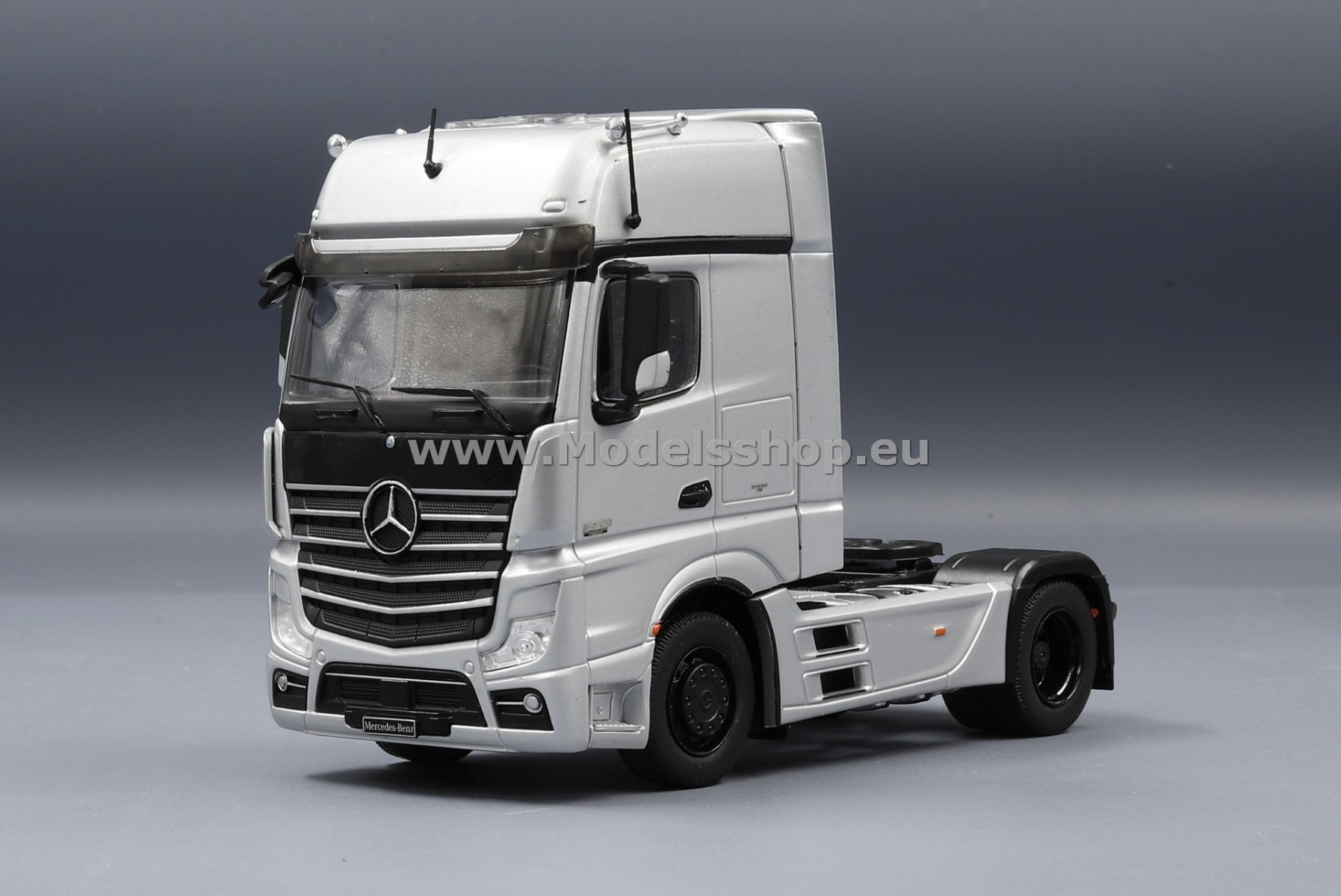 Mercedes-Benz Actros MP4 tractor truck /silver/