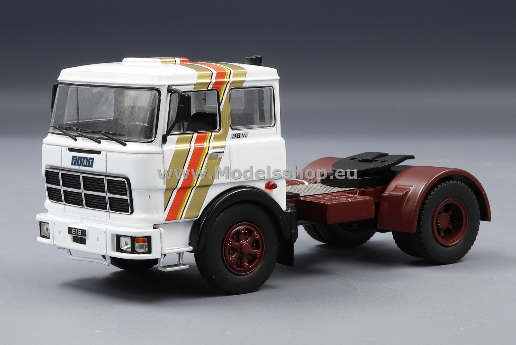 IXO TR126 Fiat 690 T1 tractor truck, 1980 /white/