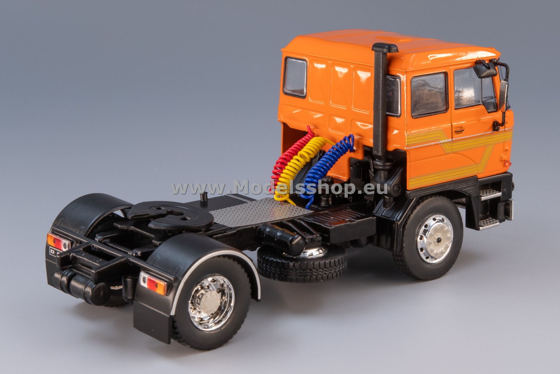 IXO TR146.22 DAF 2800 tractor truck, 1975 /orange/