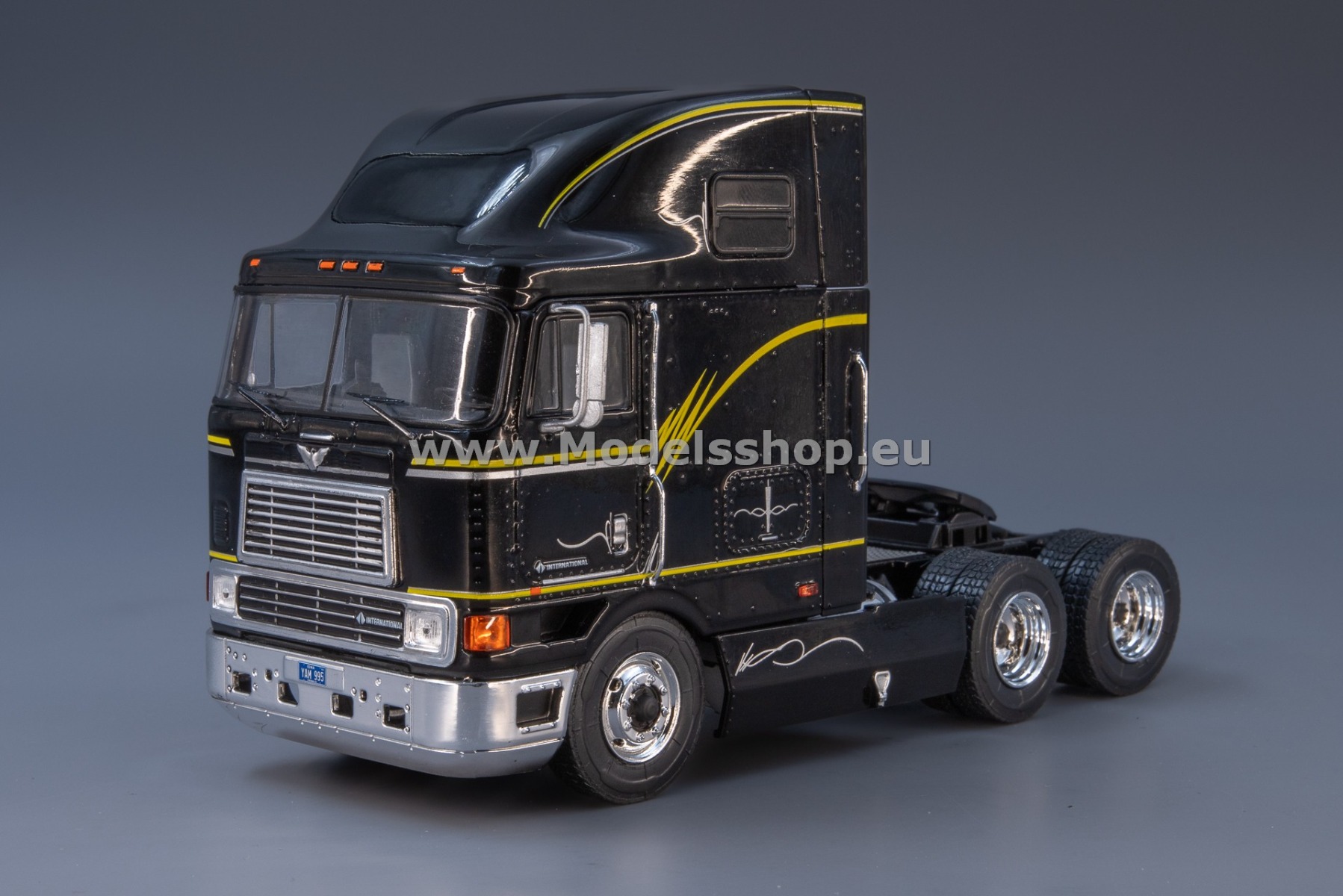 IXO TR169.22 International Eagle Cabover tractor truck, 1995 /black/
