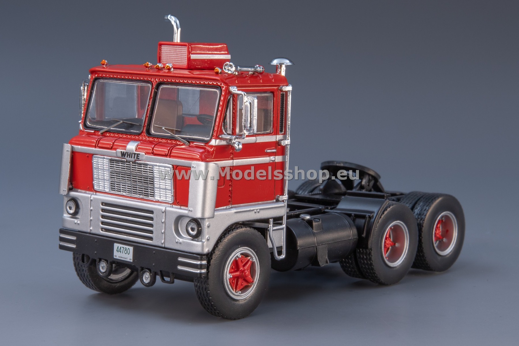 IXO TR170.22 White 7400 tractor truck, 1960 /red - silver/