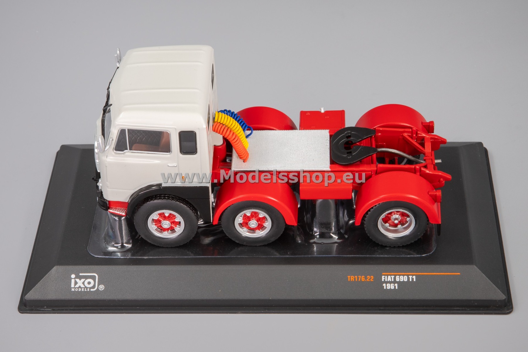 イクソ 1/43 フィアット 690 T1 1961 トレーラーヘッド s-l400.jpg