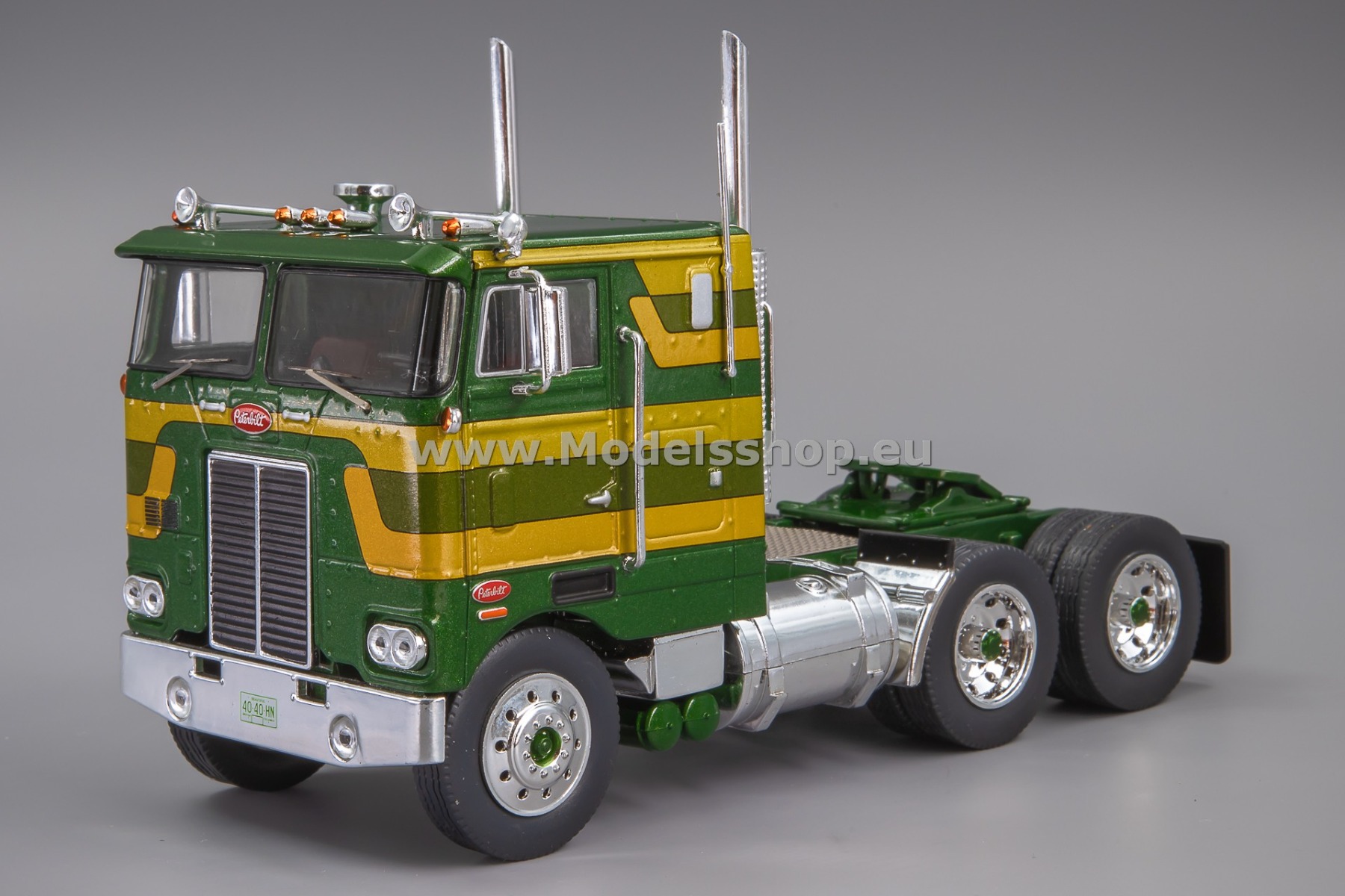 IXOTR184.22 Peterbilt T 352 Pacemaker tractor truck, 1979 /green/