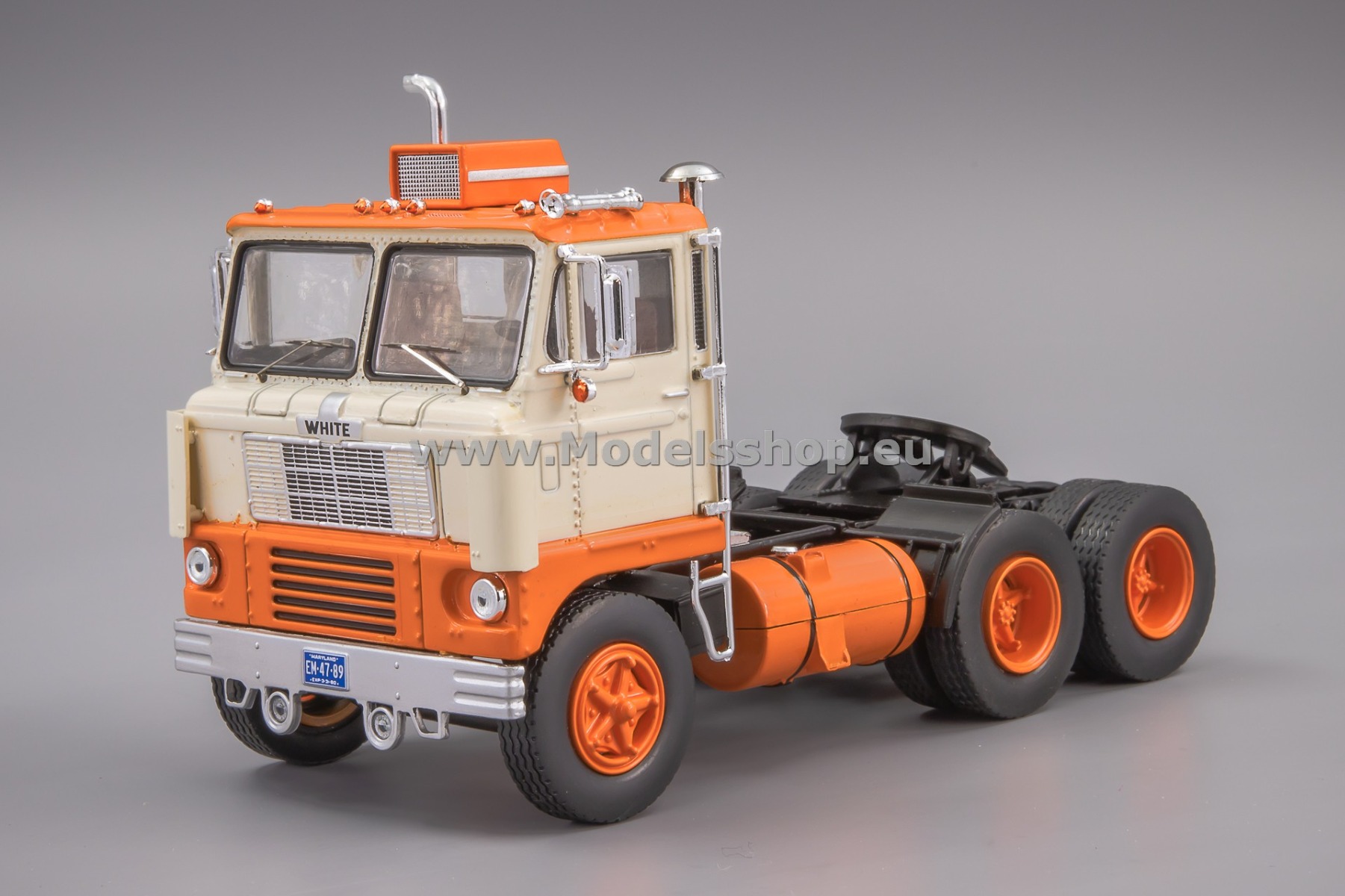 IXOTR188.22 White 7400 tractor truck, 1960 /beige - orange/