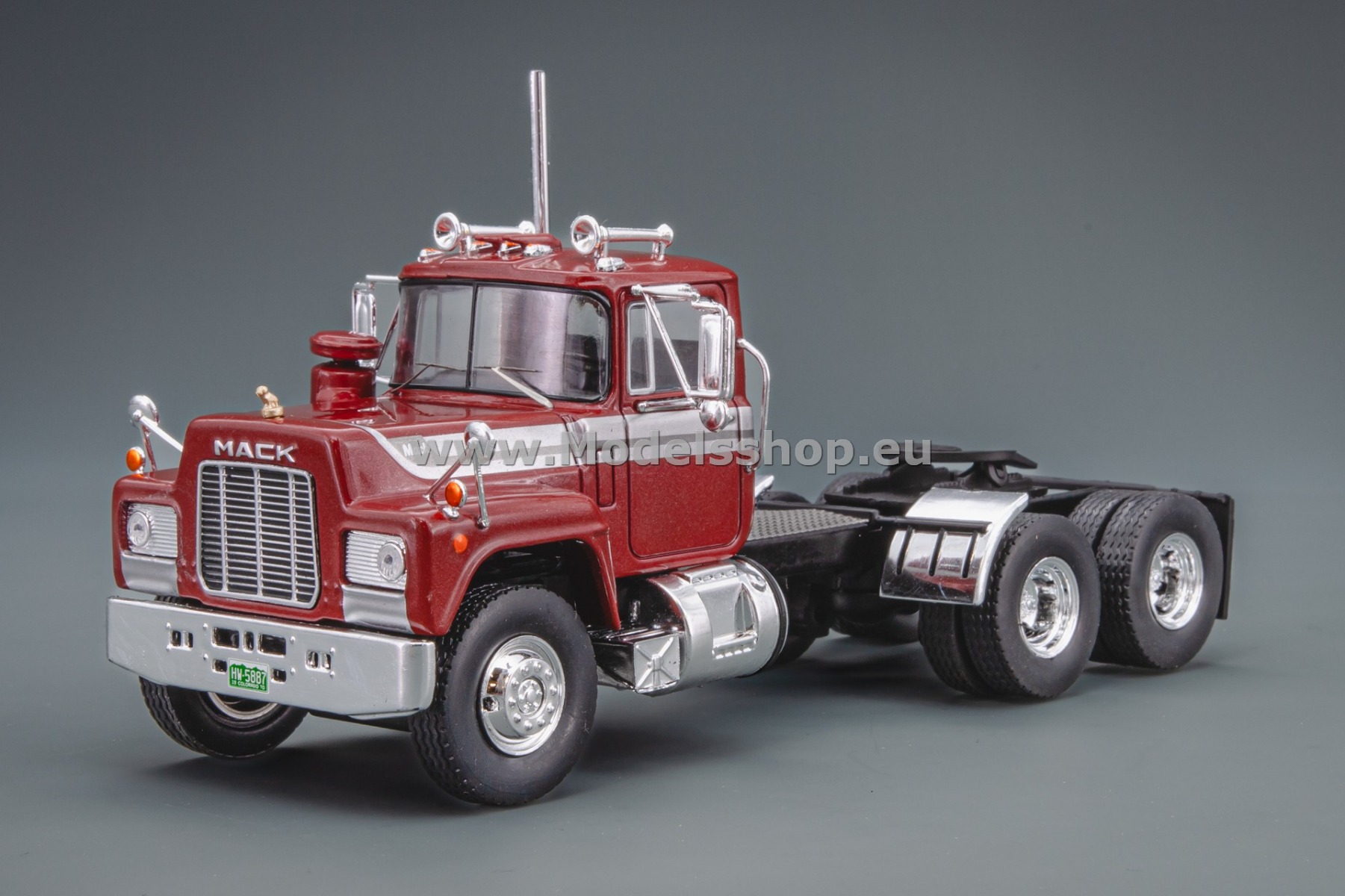 1966 Mack R IXOTR212.22 Mack R-Series tractor truck, 1966 /red metallic/